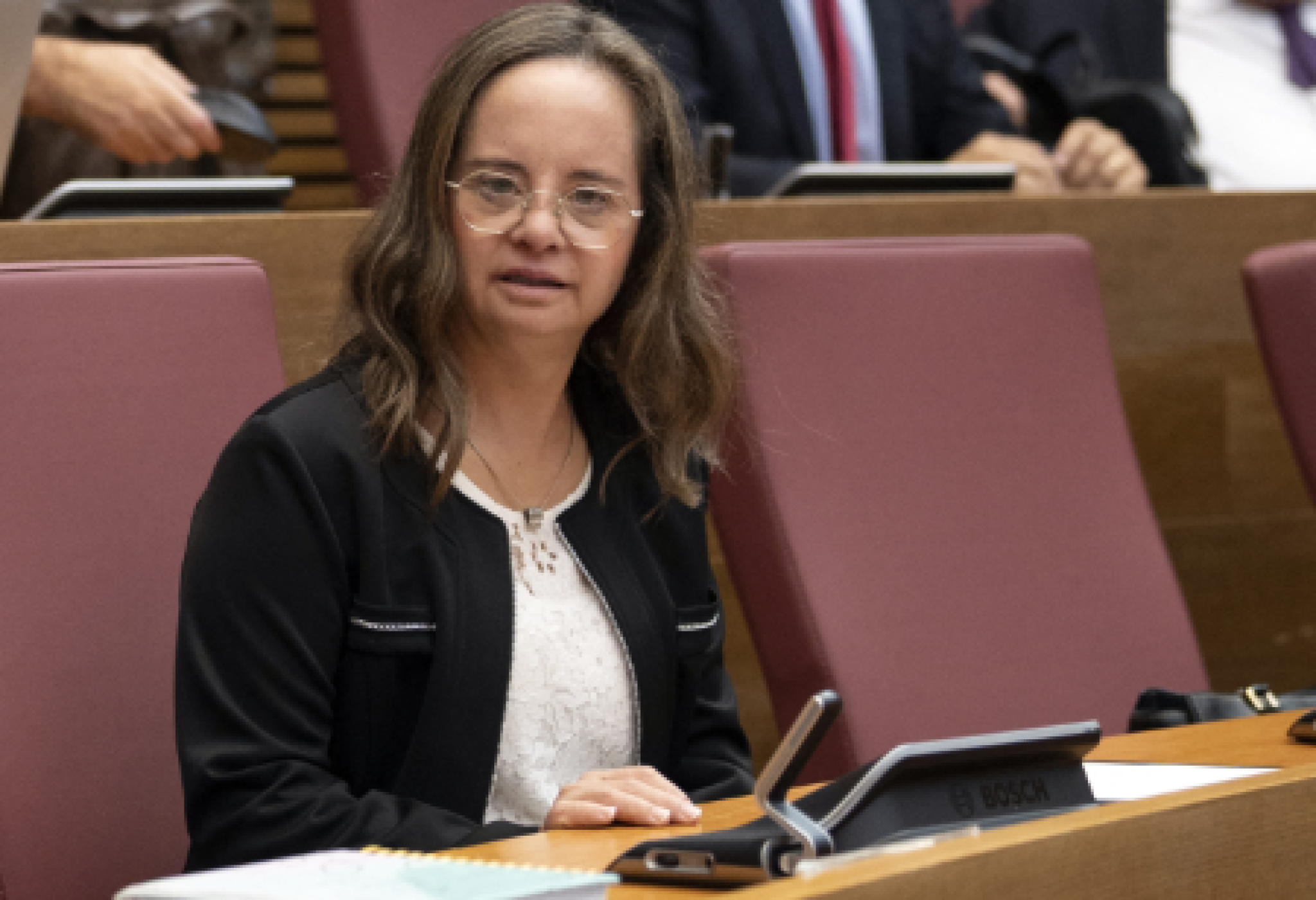 Riteniamo che la risposta migliore alle parole di chi, come il Presidente degli Stati Uniti, accosta la condizione di disabilità all’incompetenza, sia pubblicare questa immagine di Mar Galcerán, donna con disabilità e deputata del Parlamento spagnolo, qui fotografata tra i banchi del Parlamento stesso