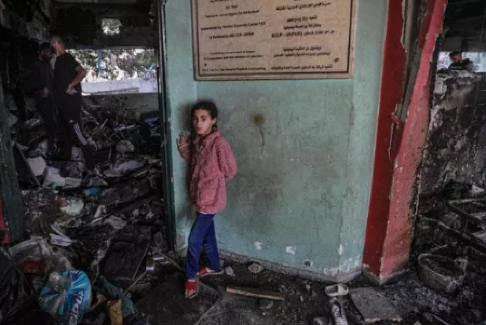 Una bimba tra le macerie di Gaza