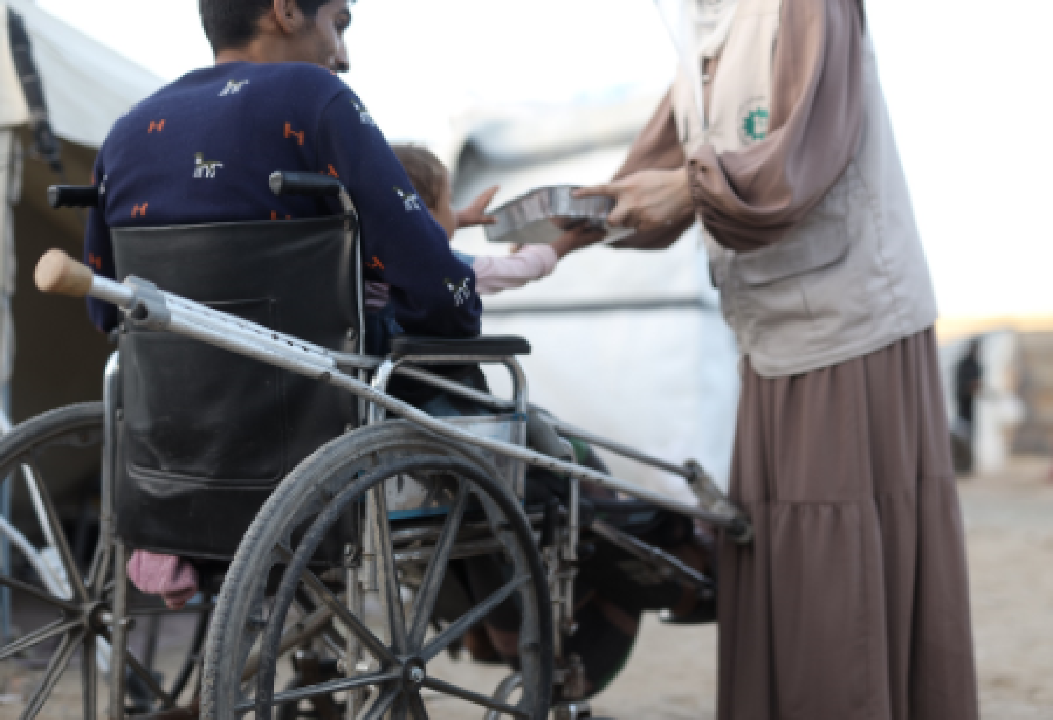 Una persona con disabilità della Striscia di Gaza riceve un pasto caldo grazie al progetto "Inclusive Community Kitchen - Cucina comunitaria"