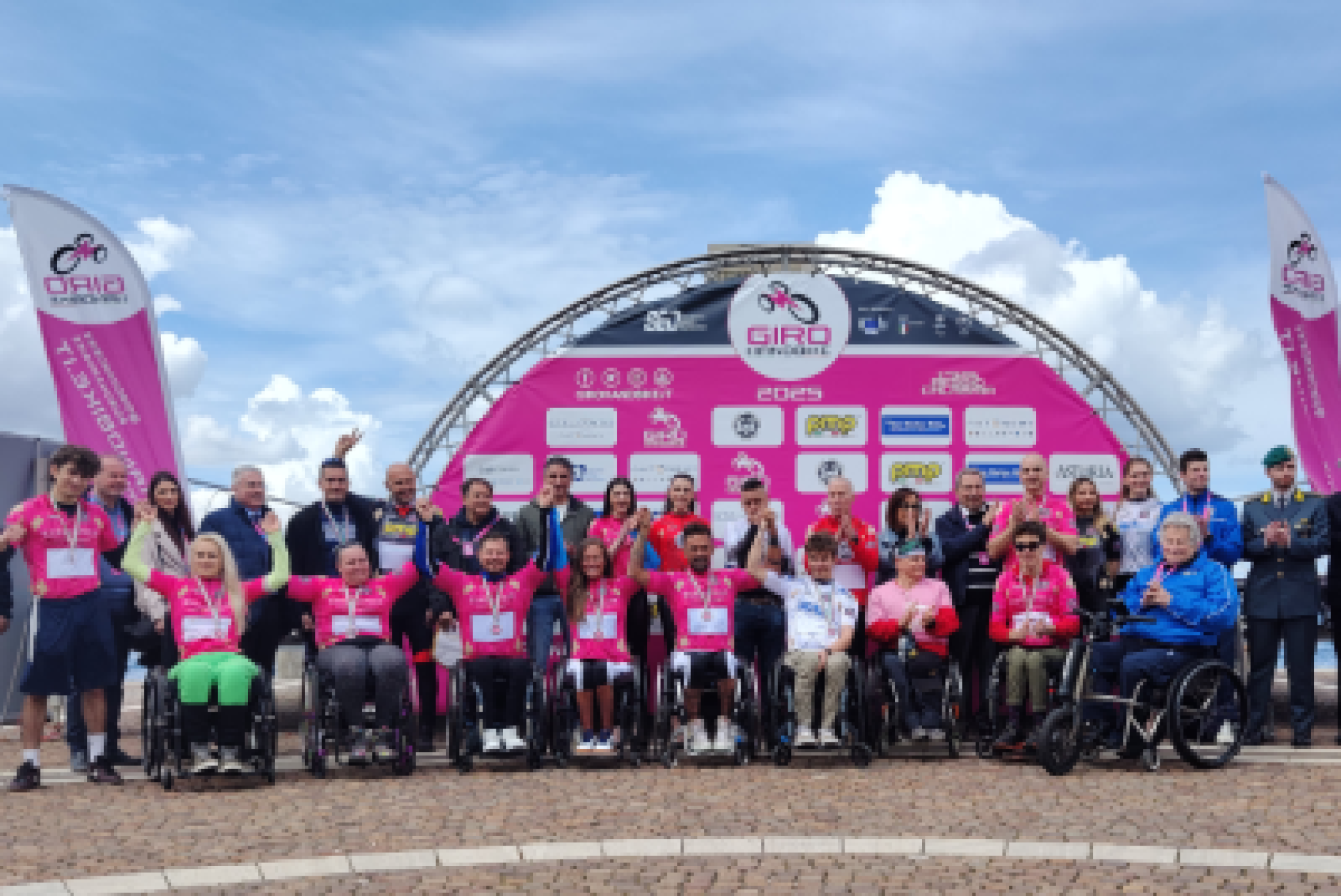 Foto di gruppo per i protagonisti della prima tappa del 15° Giro d'Italia di Handbike a Reggio Calabria