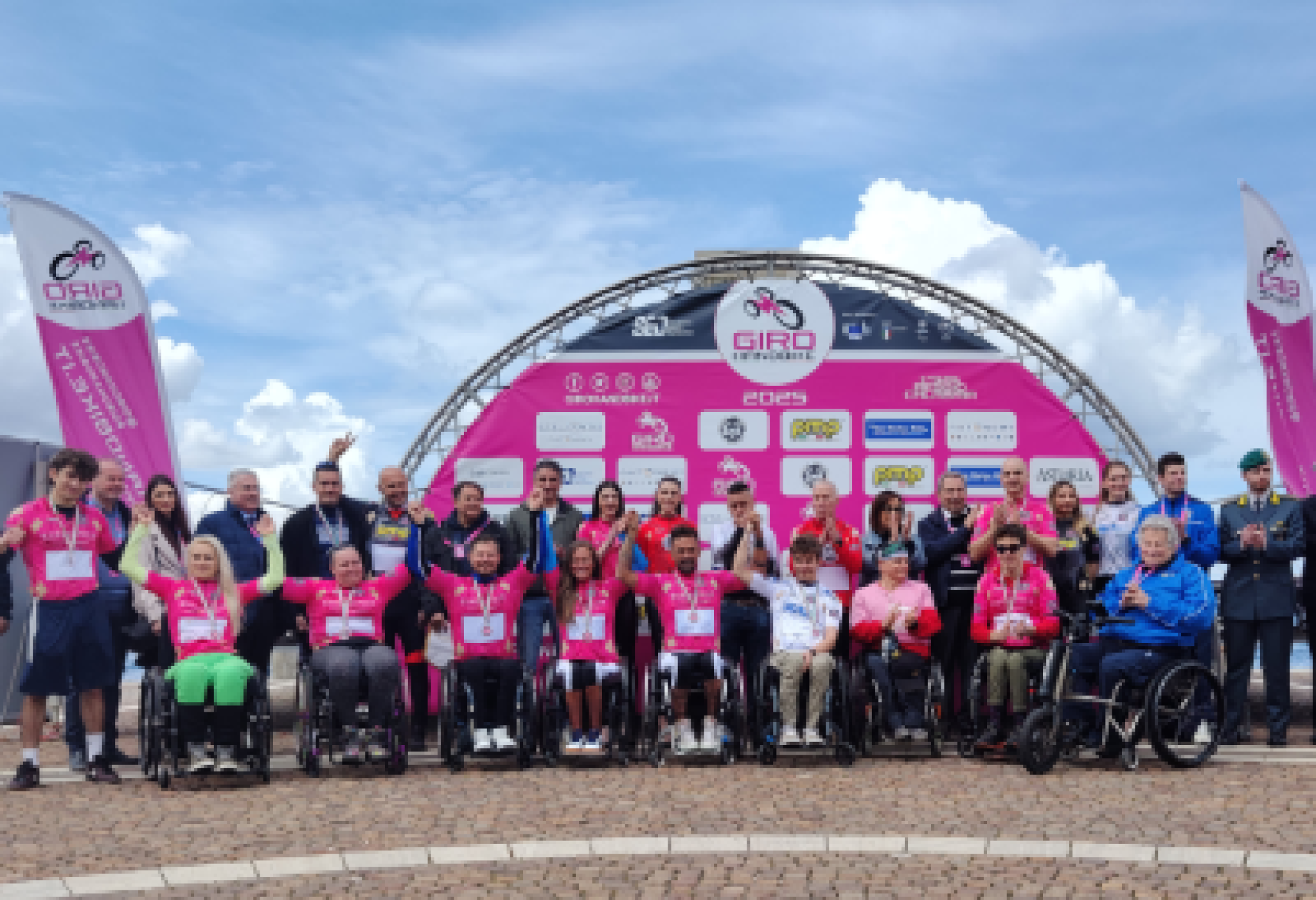 Foto di gruppo per i protagonisti della prima tappa del 15° Giro d'Italia di Handbike a Reggio Calabria
