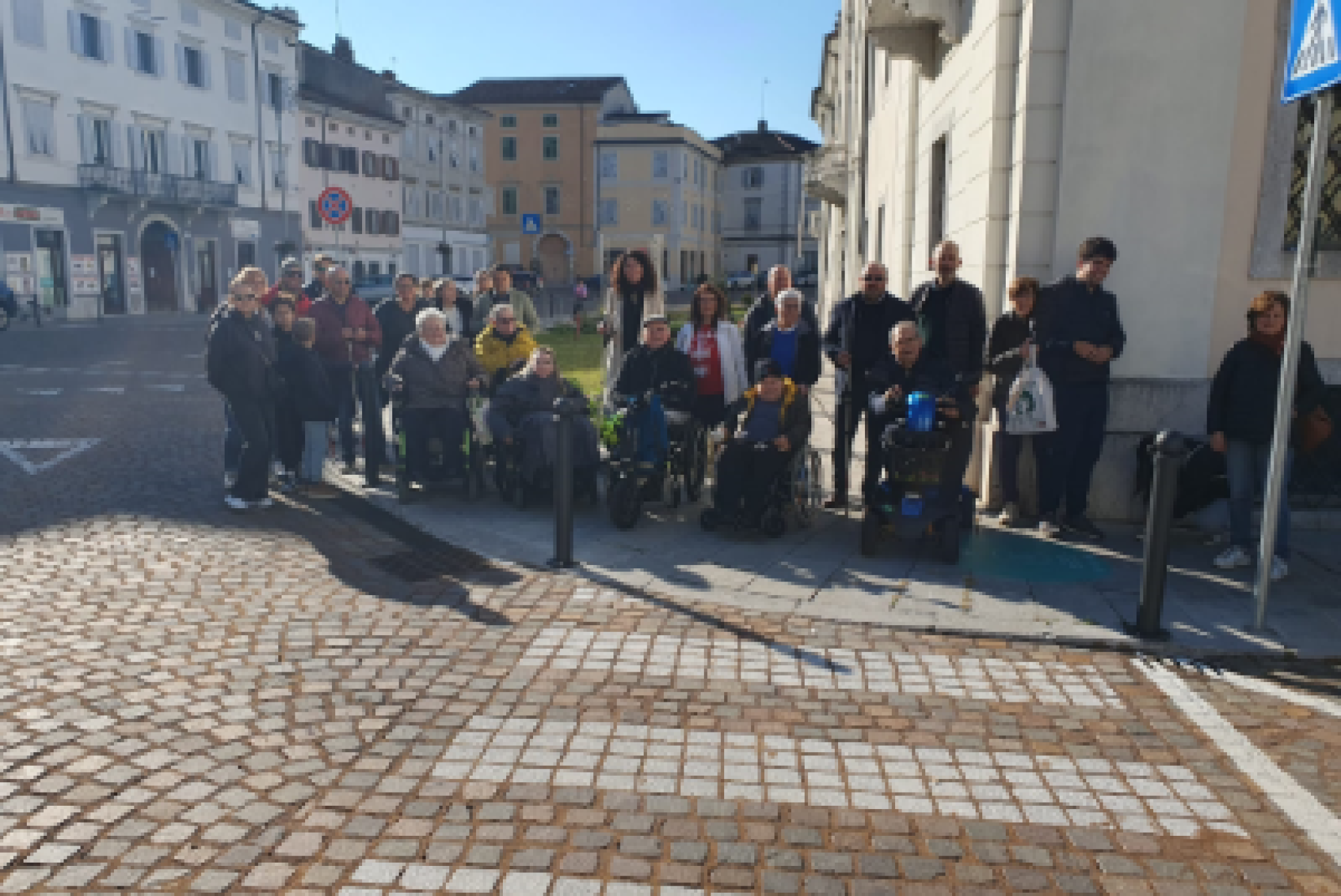 I partecipanti alla nuova "passeggiata inclusiva" promossa a Gorizia dalla FISH Friuli Venezia Giulia