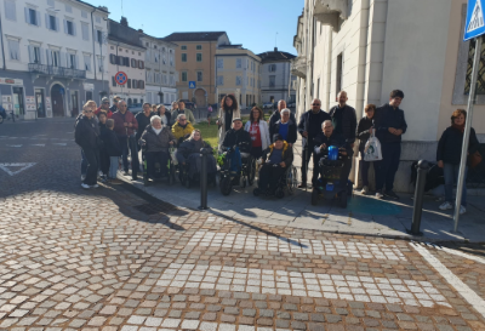 I partecipanti alla nuova "passeggiata inclusiva" promossa a Gorizia dalla FISH Friuli Venezia Giulia