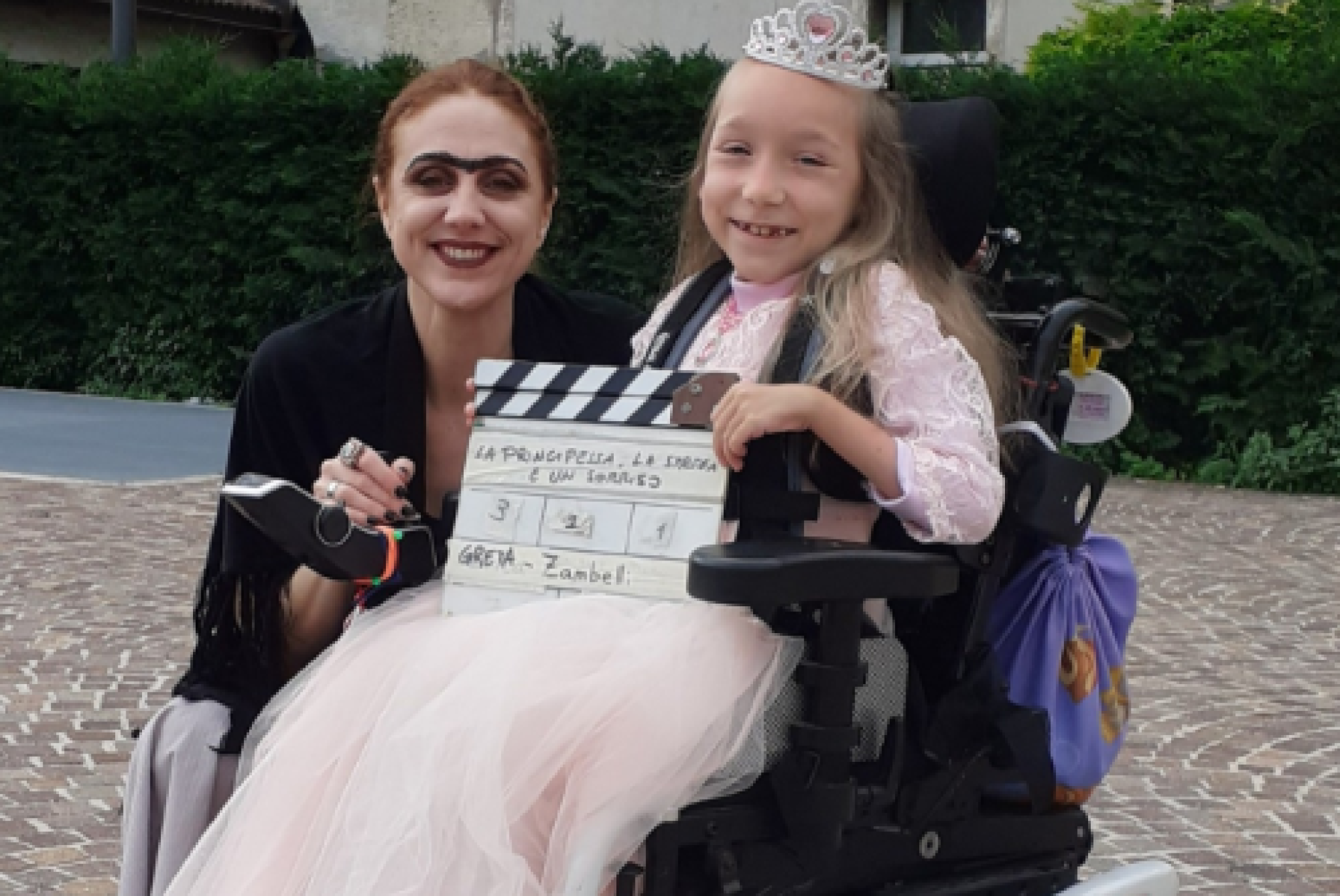 Greta insieme all'attrice Erica Zambelli ("Guenda"), durante la lavorazione del film "Le principesse non sono tutte uguali"