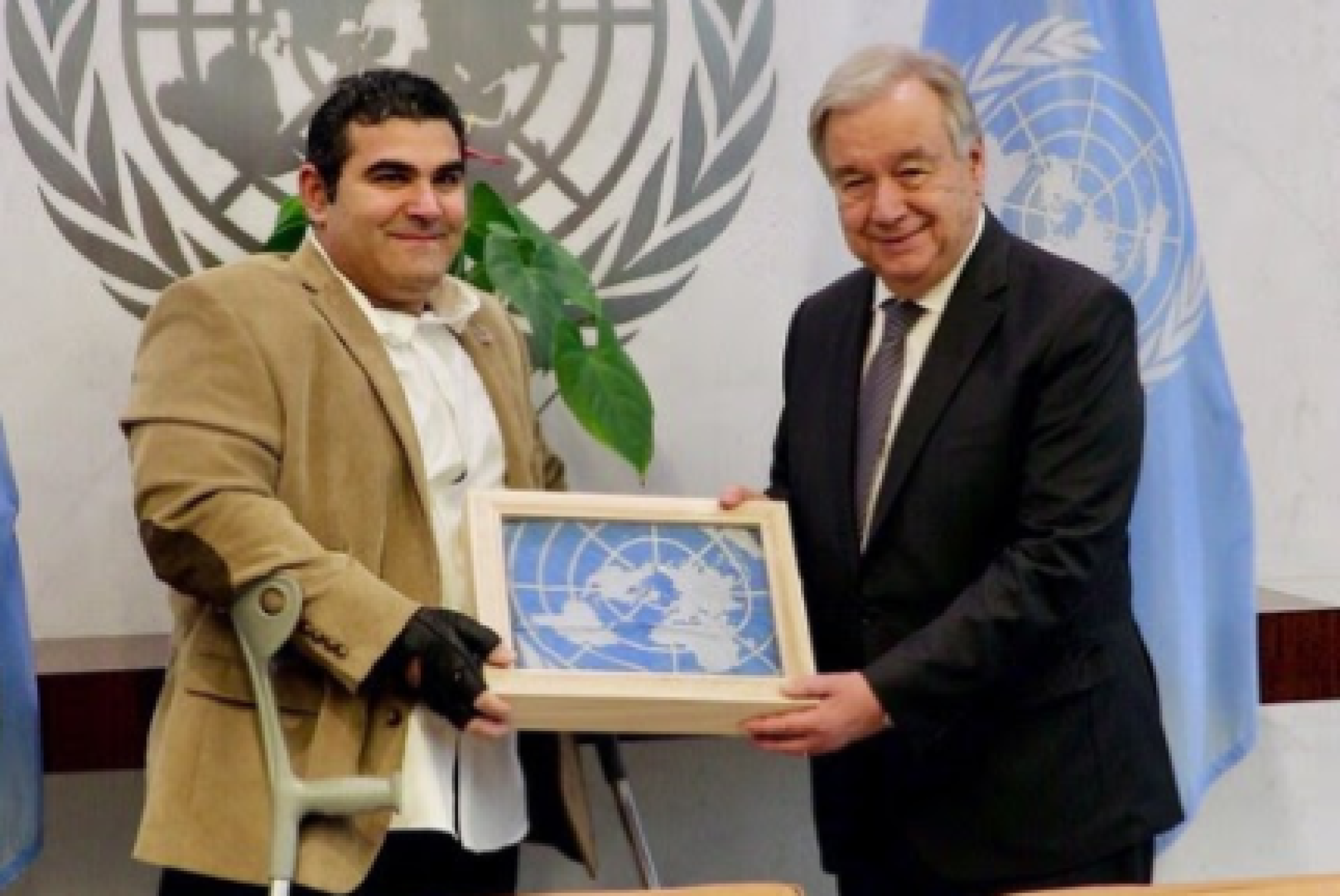 Il segretario generale delle Nazioni Unite António Guterres consegna un'onorificenza a Michael Haddad