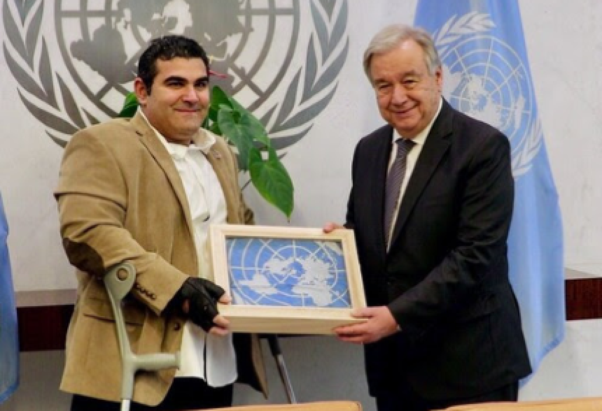 Il segretario generale delle Nazioni Unite António Guterres consegna un'onorificenza a Michael Haddad