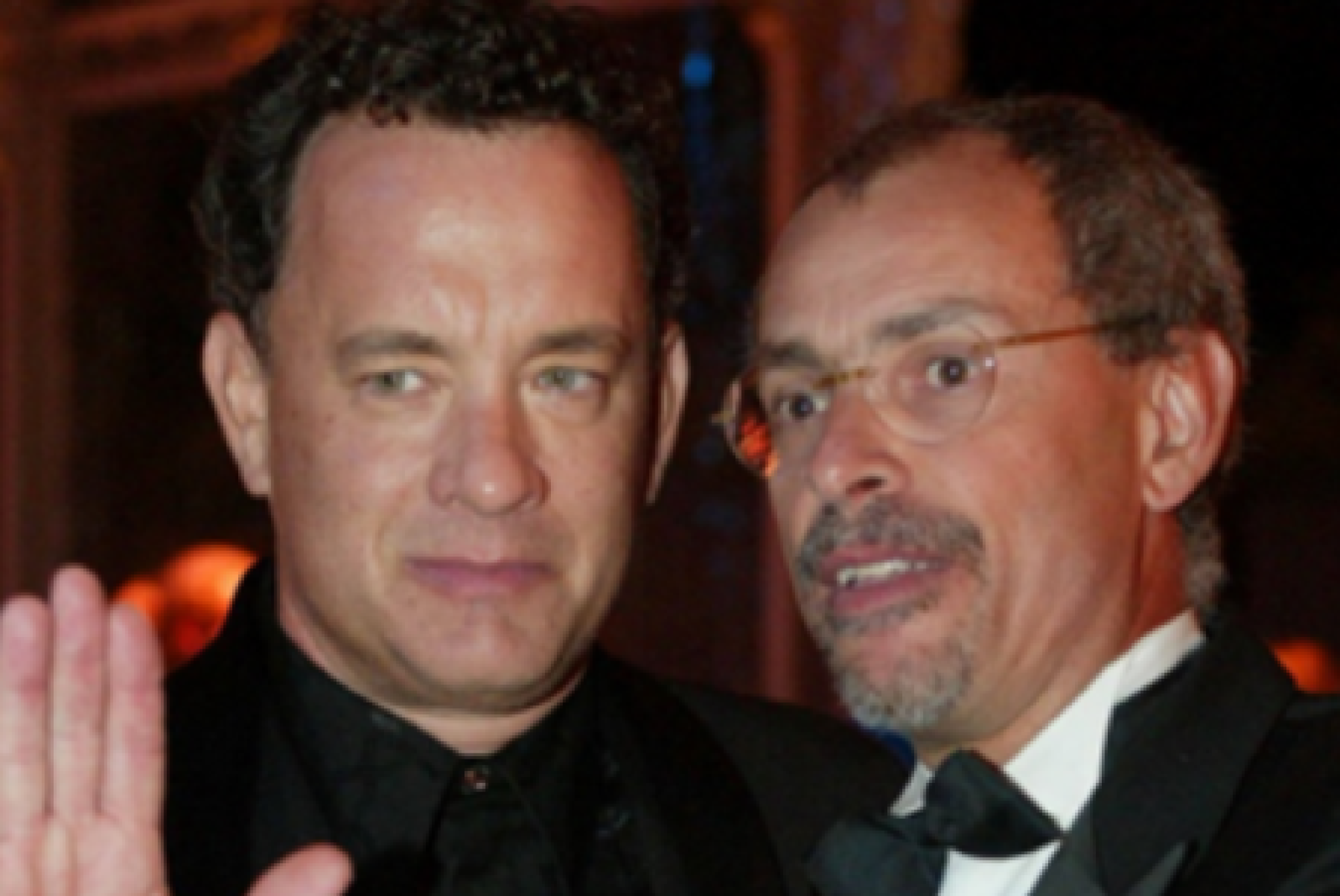 Una foto di qualche anno fa di Angelo Maggi con l'attore americano Tom Hanks, che ha doppiato, tra l'altro, nel film "Cast Away"