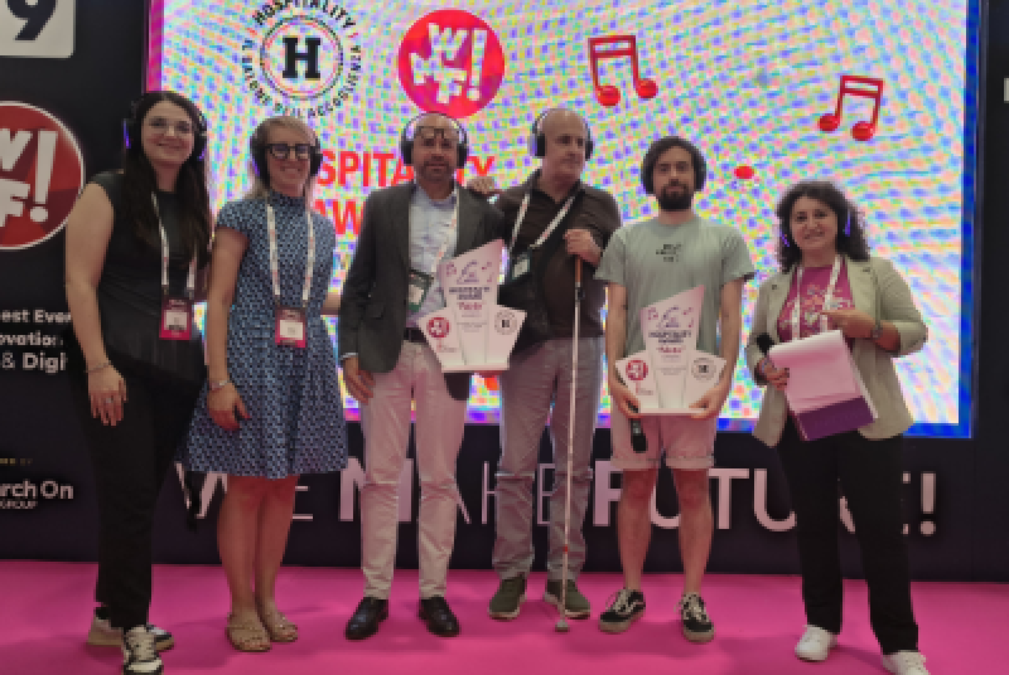 Foto di gruppo, a Bologna, per la premiazione del concorso "Hospitality Award – Note di Inclusività e Accoglienza" 