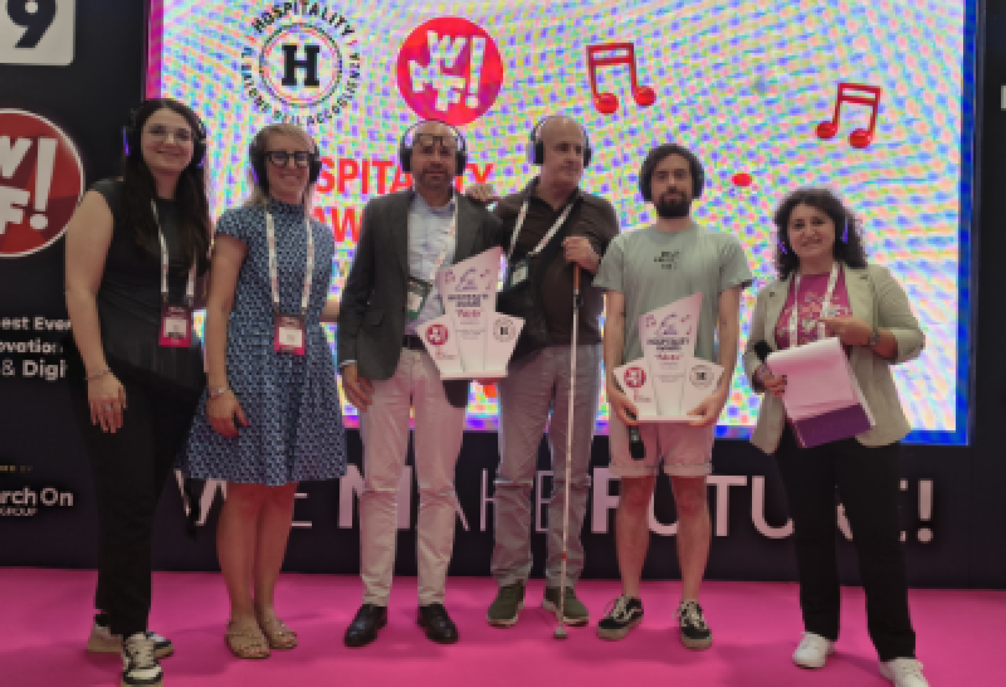 Foto di gruppo, a Bologna, per la premiazione del concorso "Hospitality Award – Note di Inclusività e Accoglienza" 