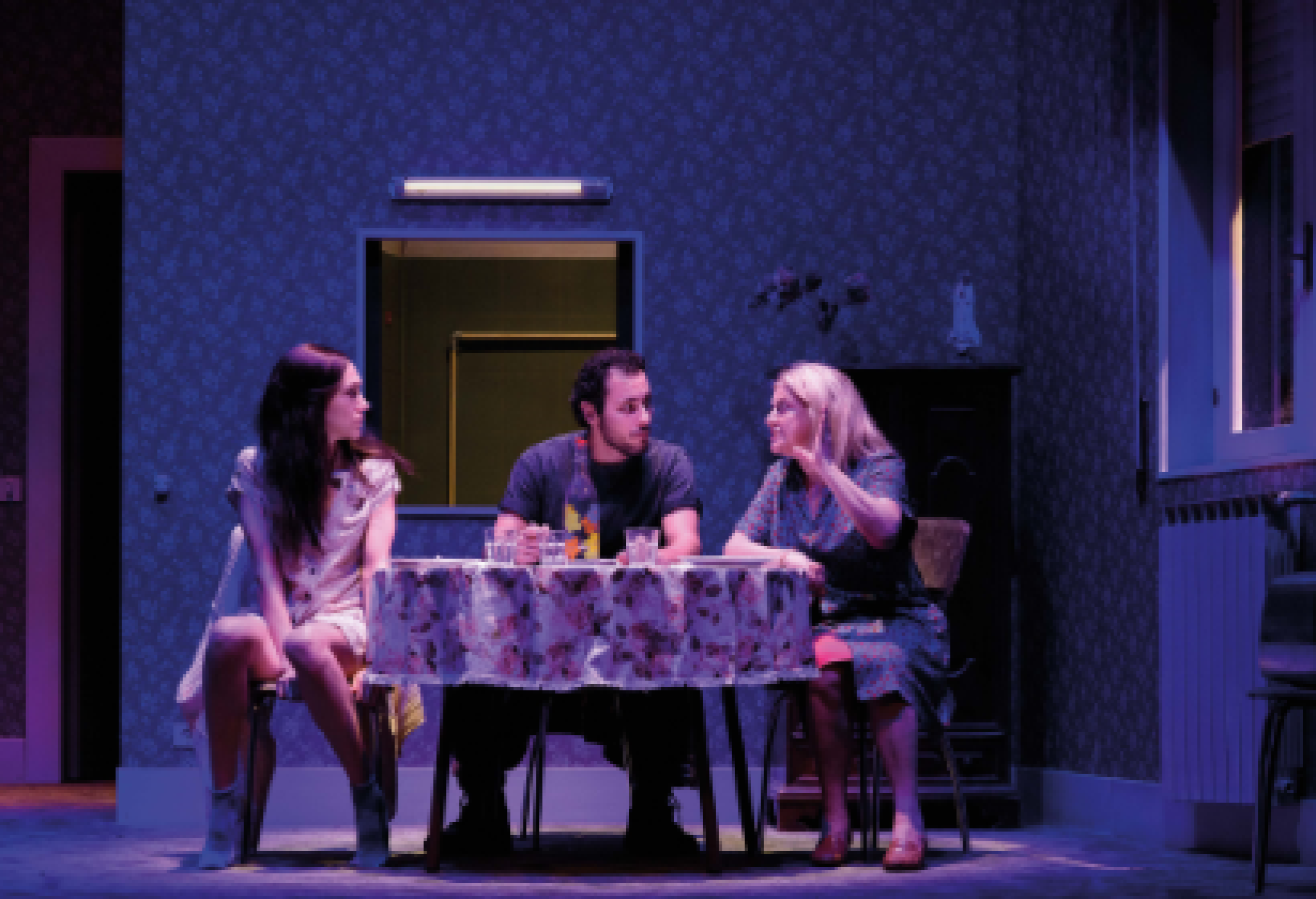 Linda Gennari, Raffaele Barca e Milvia Marigliano in un scena dello spettacolo "Il raggio bianco" (foto di Federico Pitto)