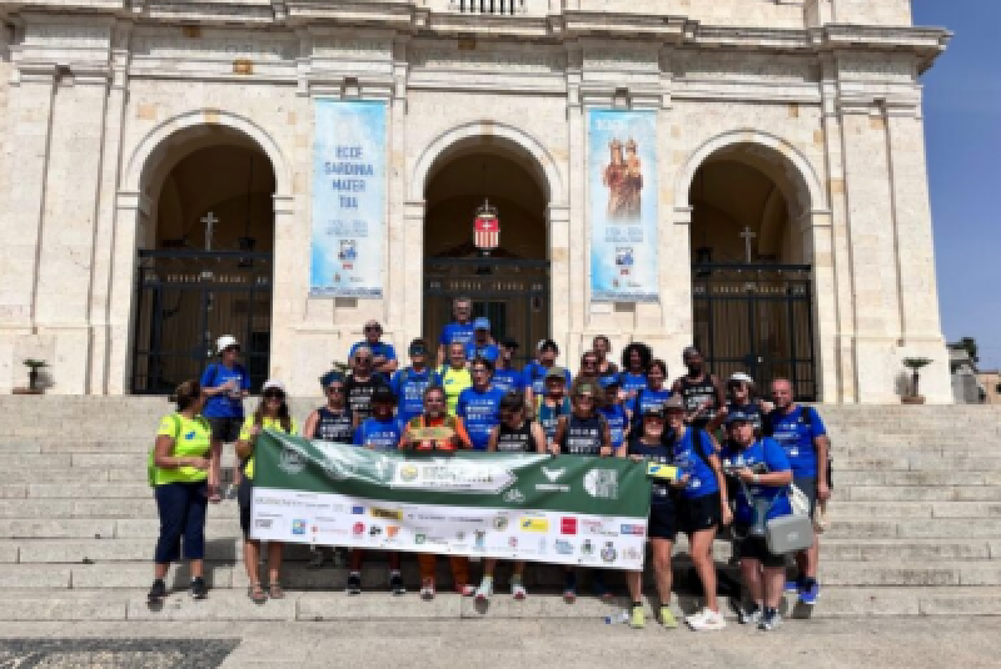 "InSuperAbile 2026": foto di gruppo all'arrivo davanti alla Basilica di Nostra Signora di Bonaria di Cagliari
