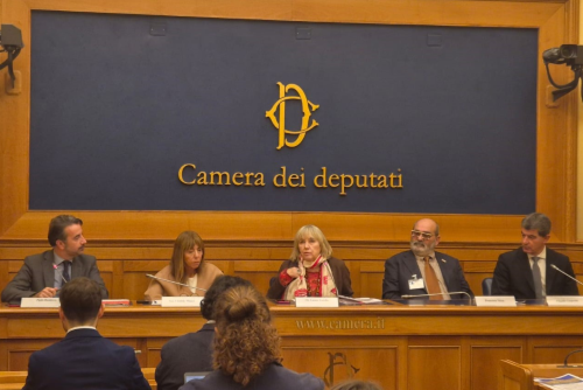Il tavolo dei relatori, durante la presentazione dell'Intergruppo Parlamentare sulla Sclerosi Multipla e Patologie Correlate. Da sinistra: Paolo Bandiera (direttore degli Affari Generali e delle Relazioni Istituzionali dell’AISM), la senatrice Tilde Minasi, la deputata Luana Zanella, Francesco Vacca (presidente dell'AISM) e il neurologo Claudio Gasperini