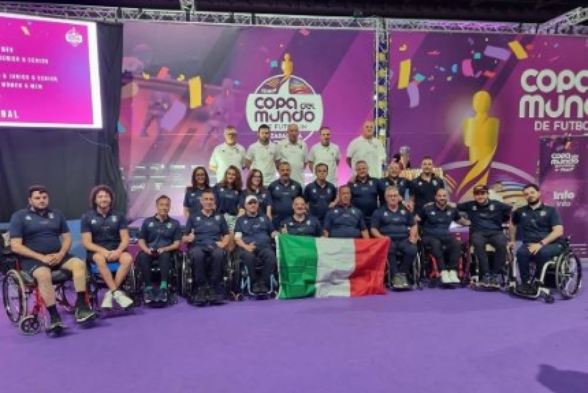 Foto di gruppo per la selezione italiana, splendida trionfatrice ai Mondiali di calcio balilla paralimpico di Saragozza in Spagna