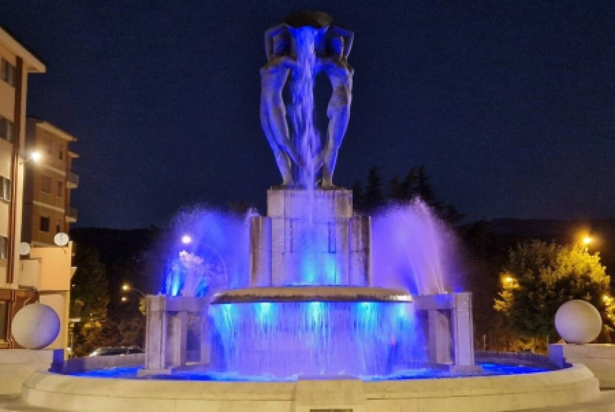 Insieme ad oltre 60 Comuni italiani, anche quello dell’Aquila aderirà all’iniziativa "Accendiamo le luci sulla sclerosi sistemica", illuminando tra il 29 e il 30 giugno la Fontana Luminosa, monumento simbolo della città, con il colore viola