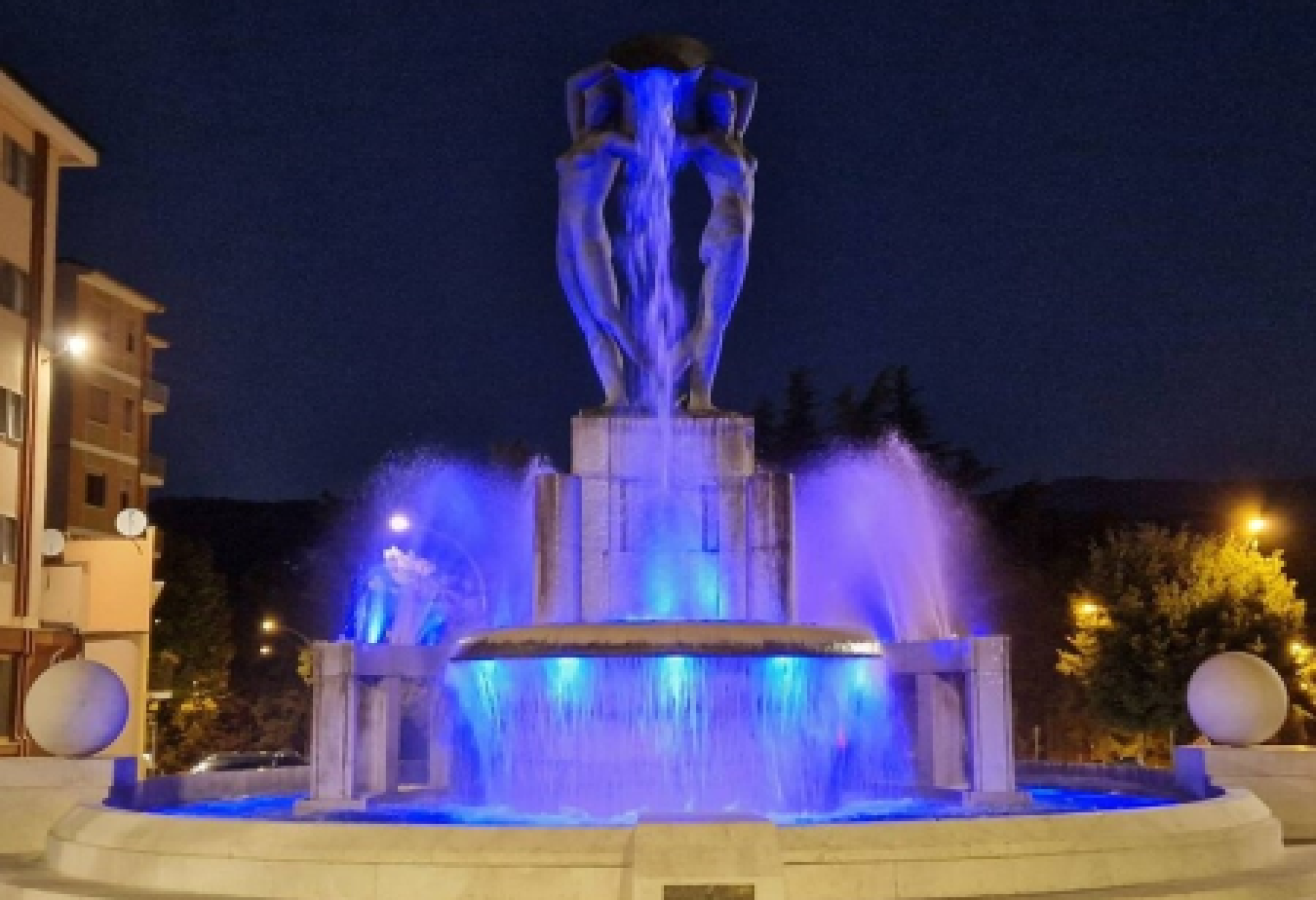 Insieme ad oltre 60 Comuni italiani, anche quello dell’Aquila aderirà all’iniziativa "Accendiamo le luci sulla sclerosi sistemica", illuminando tra il 29 e il 30 giugno la Fontana Luminosa, monumento simbolo della città, con il colore viola