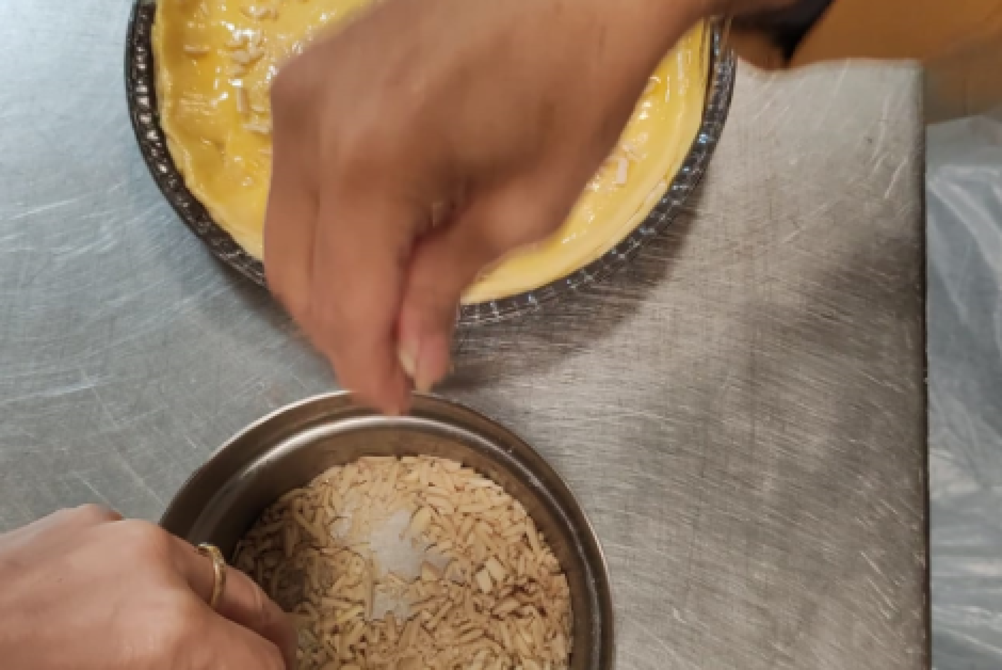 La preparazione della "torta della nonna" durante il laboratorio di pasticceria a Montevarchi