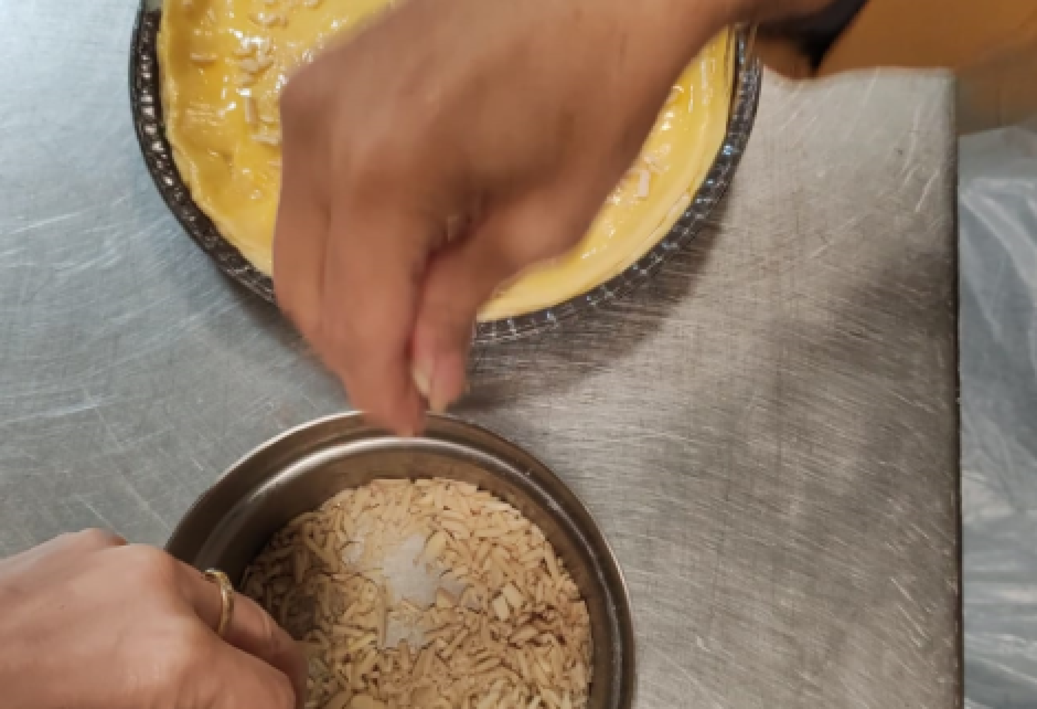 La preparazione della "torta della nonna" durante il laboratorio di pasticceria a Montevarchi