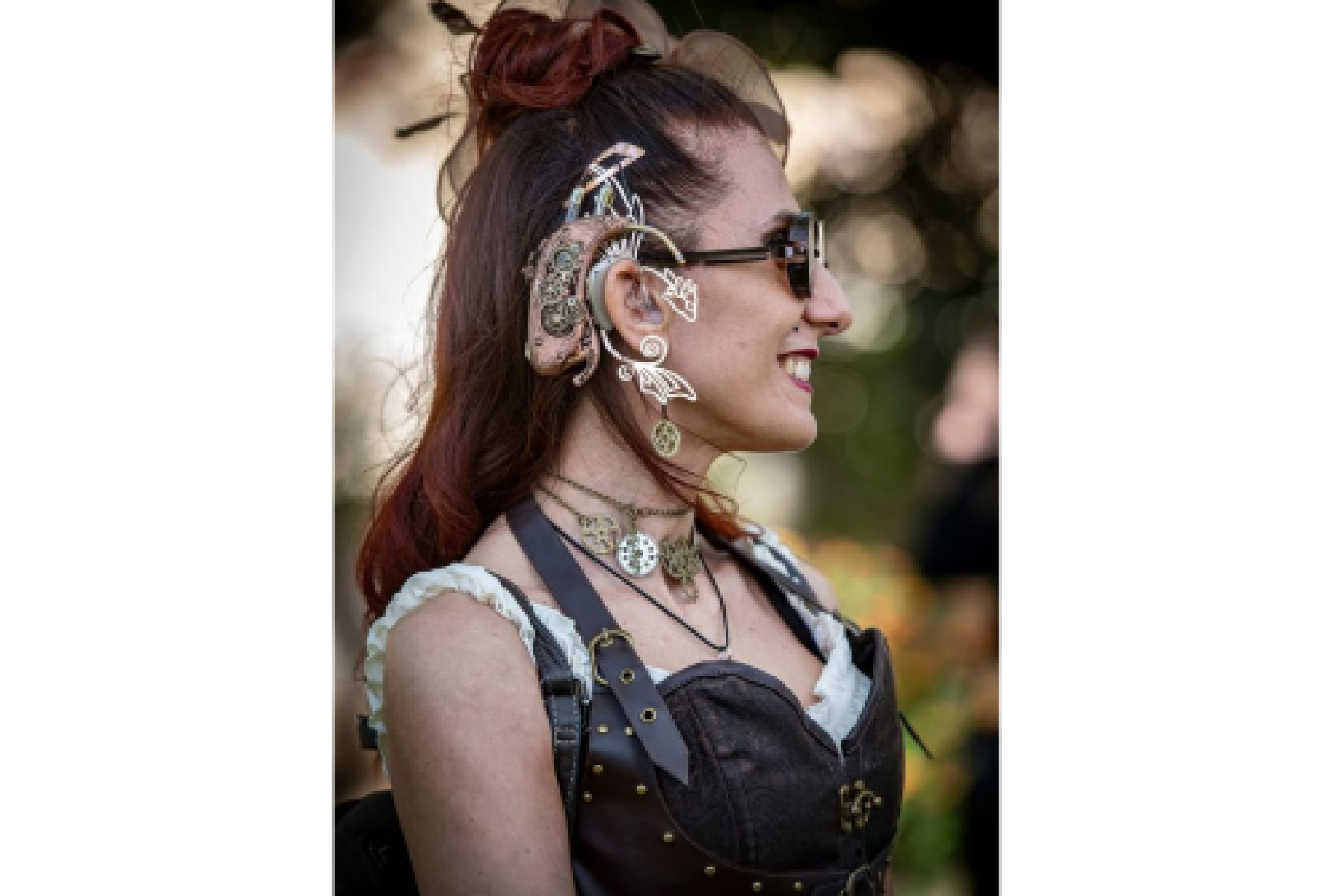 "Lady Evelyn" (Claudia Porcu) con la protesi acustica realizzata per lei in stile "Steampunk"