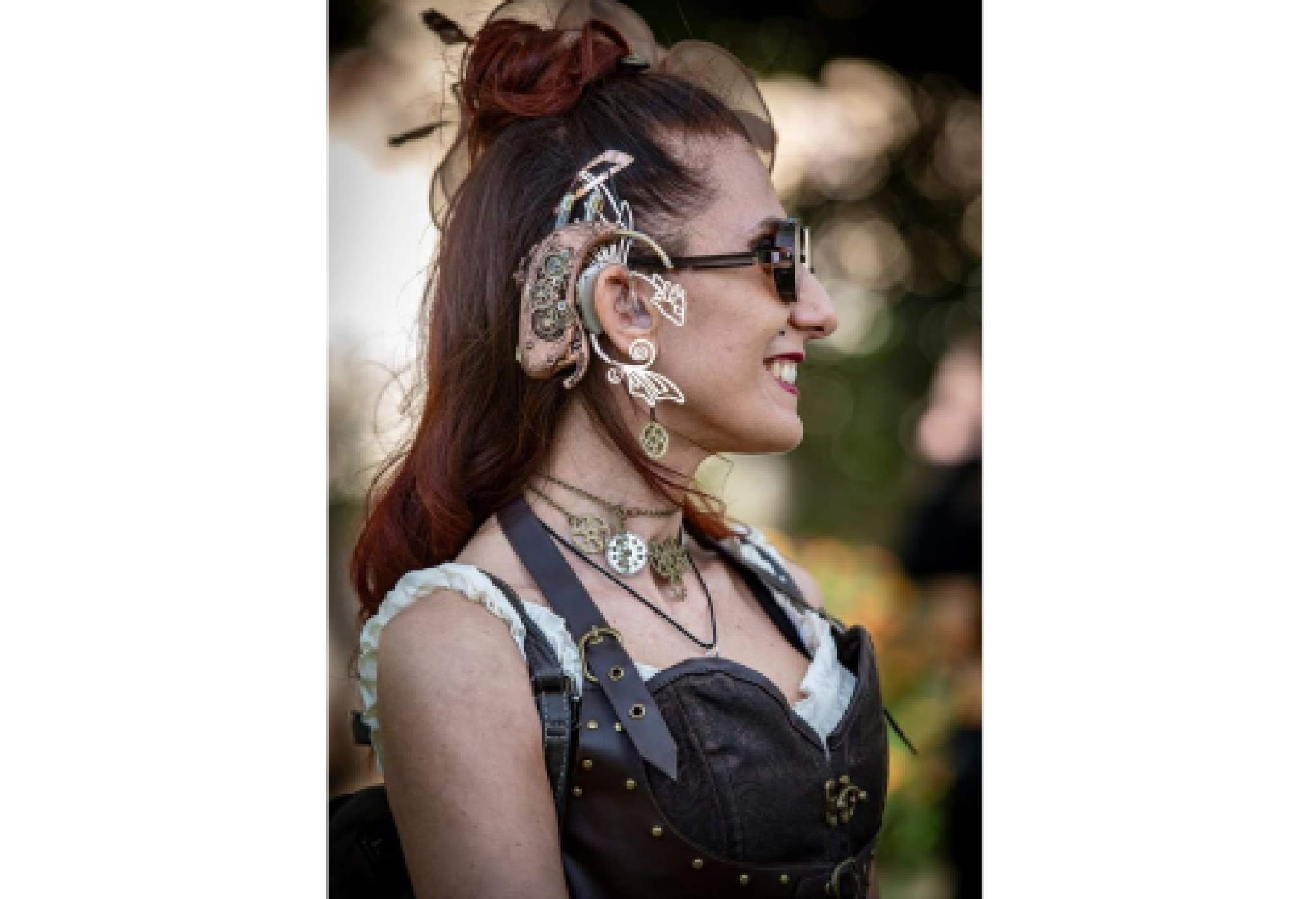 "Lady Evelyn" (Claudia Porcu) con la protesi acustica realizzata per lei in stile "Steampunk"