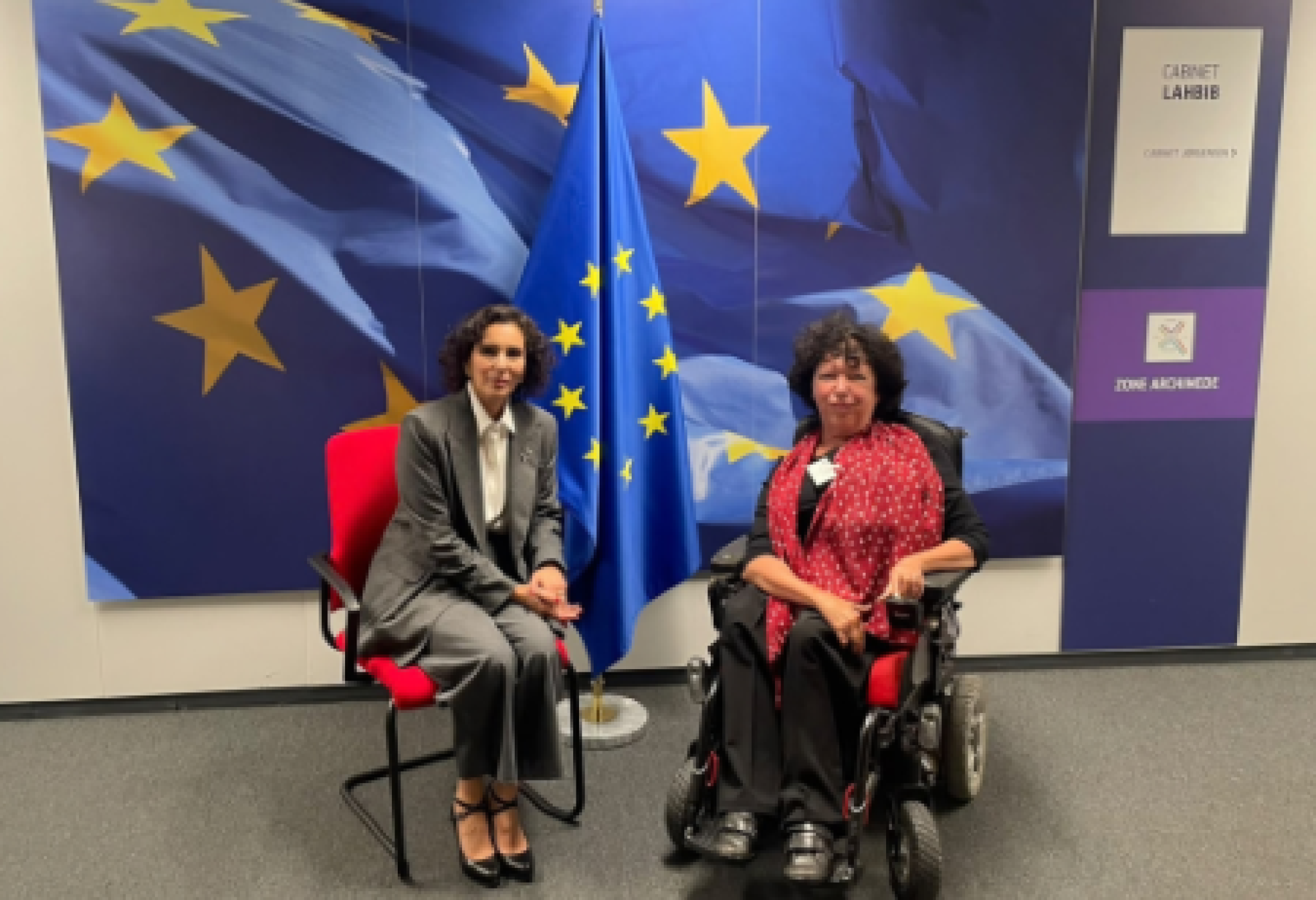 Da sinistra: Hadja Lahbib, commissaria europea per l’Uguaglianza e Gunta Anča, presidente del Forum Europeo sulla Disabilità, durante il recente incontro