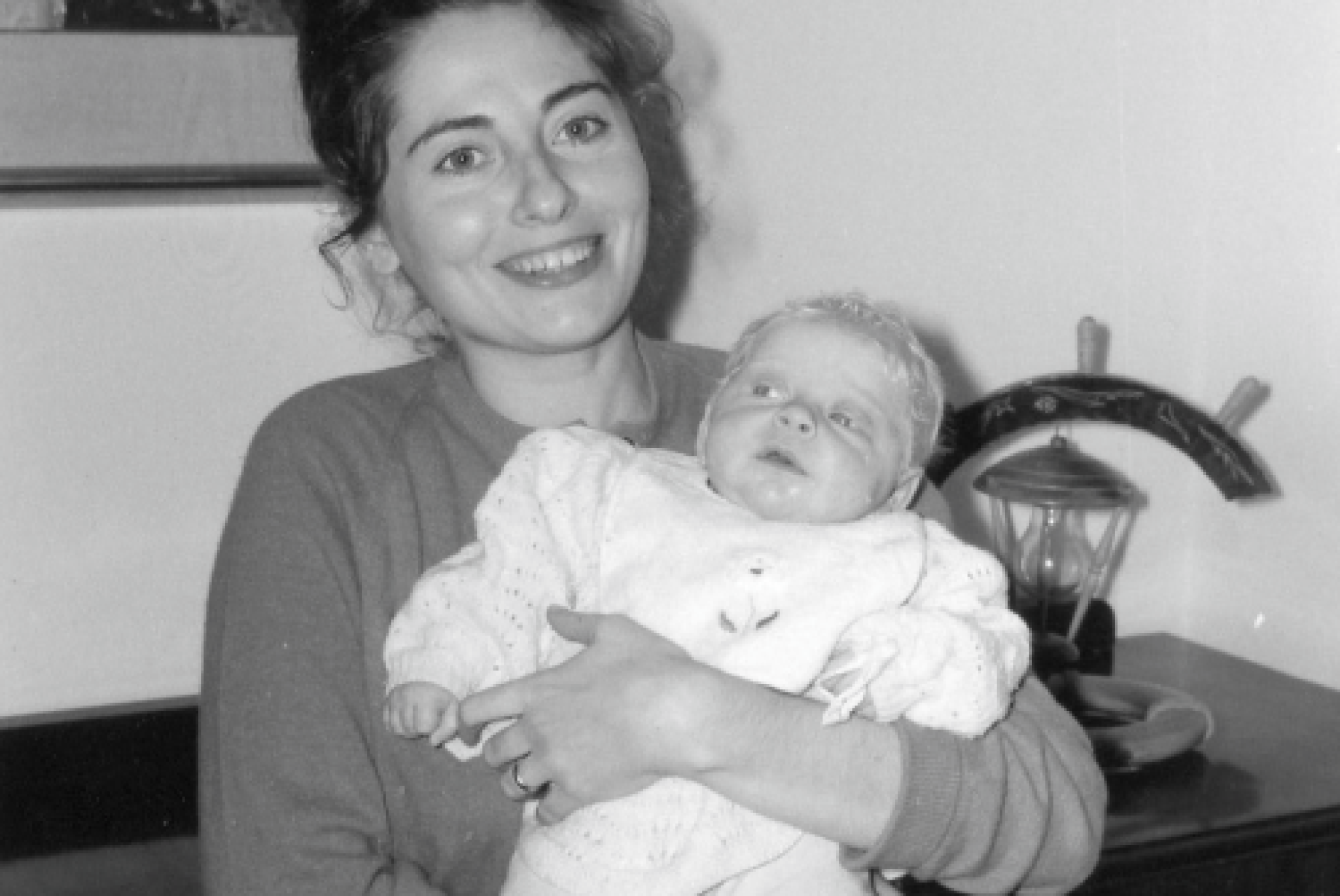 La piccola Laura Bonanni con la mamma Angelica in una foto dei primi Anni Sessanta