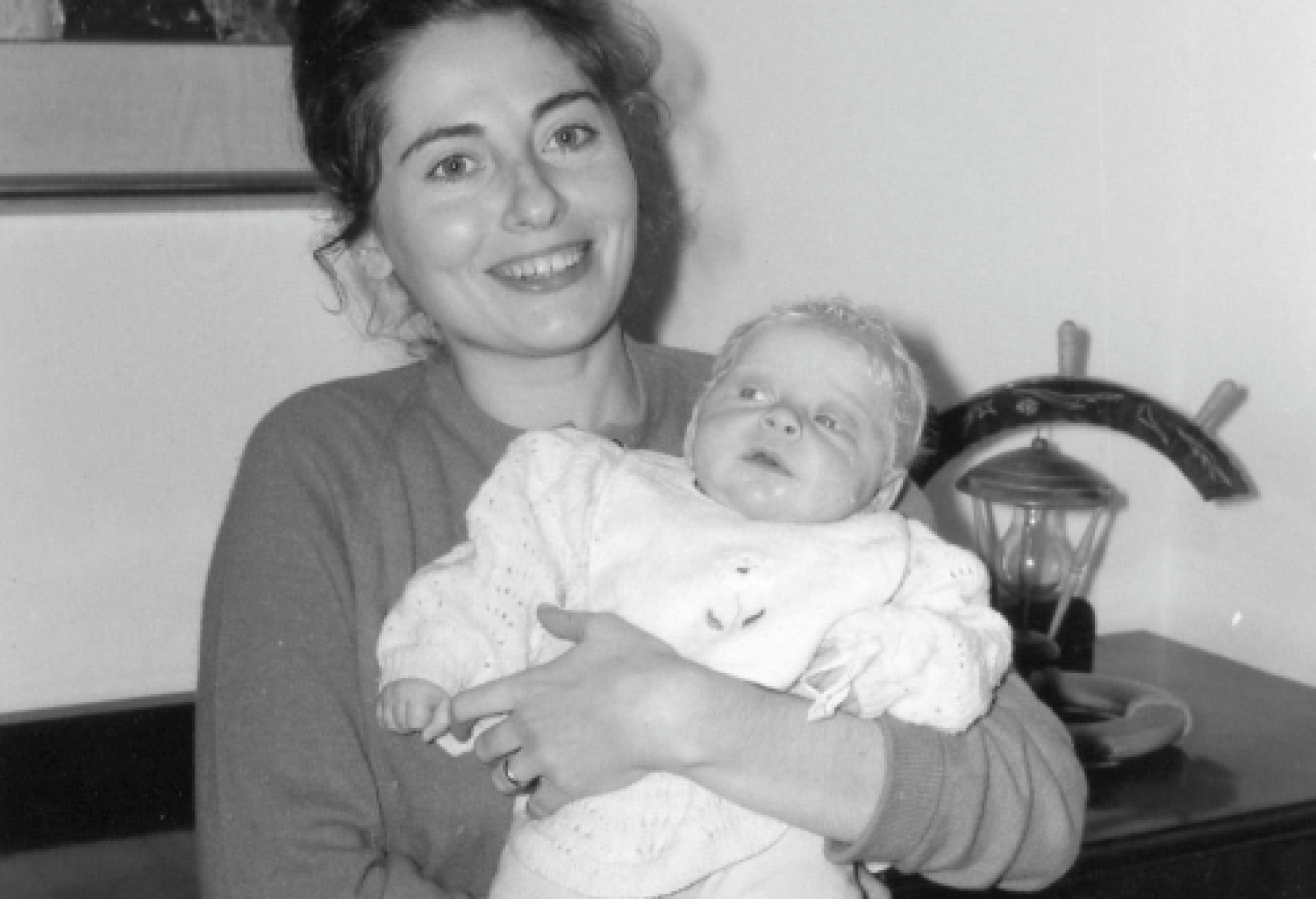 La piccola Laura Bonanni con la mamma Angelica in una foto dei primi Anni Sessanta
