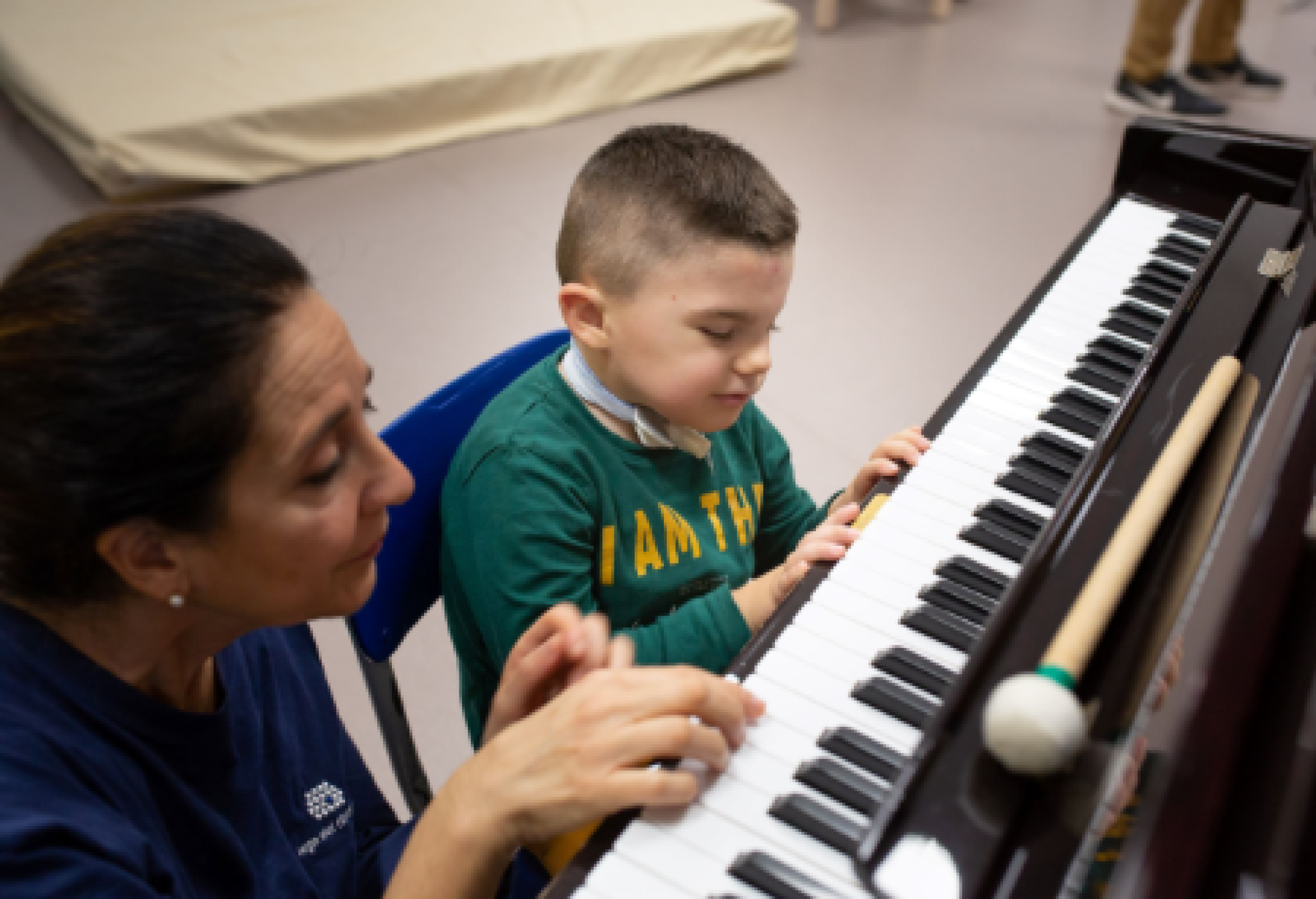 Uno dei ragazzi seguiti dalla Lega del Filo d'Oro impegnato in un laboratorio di musicoterapia