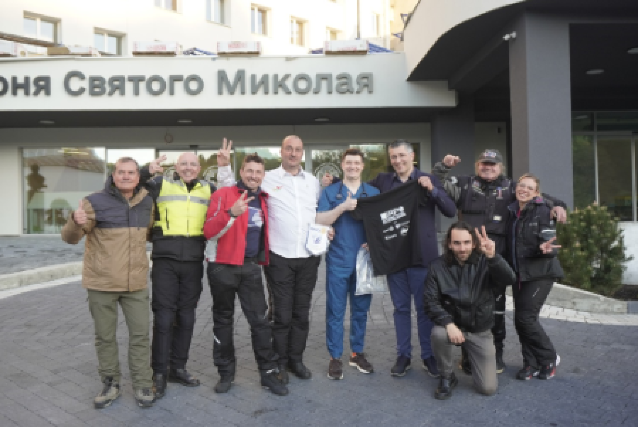 Foto di gruppo davanti all'Istituto Pediatrico San Nicola del First Medical Union Hospital di Leopoli