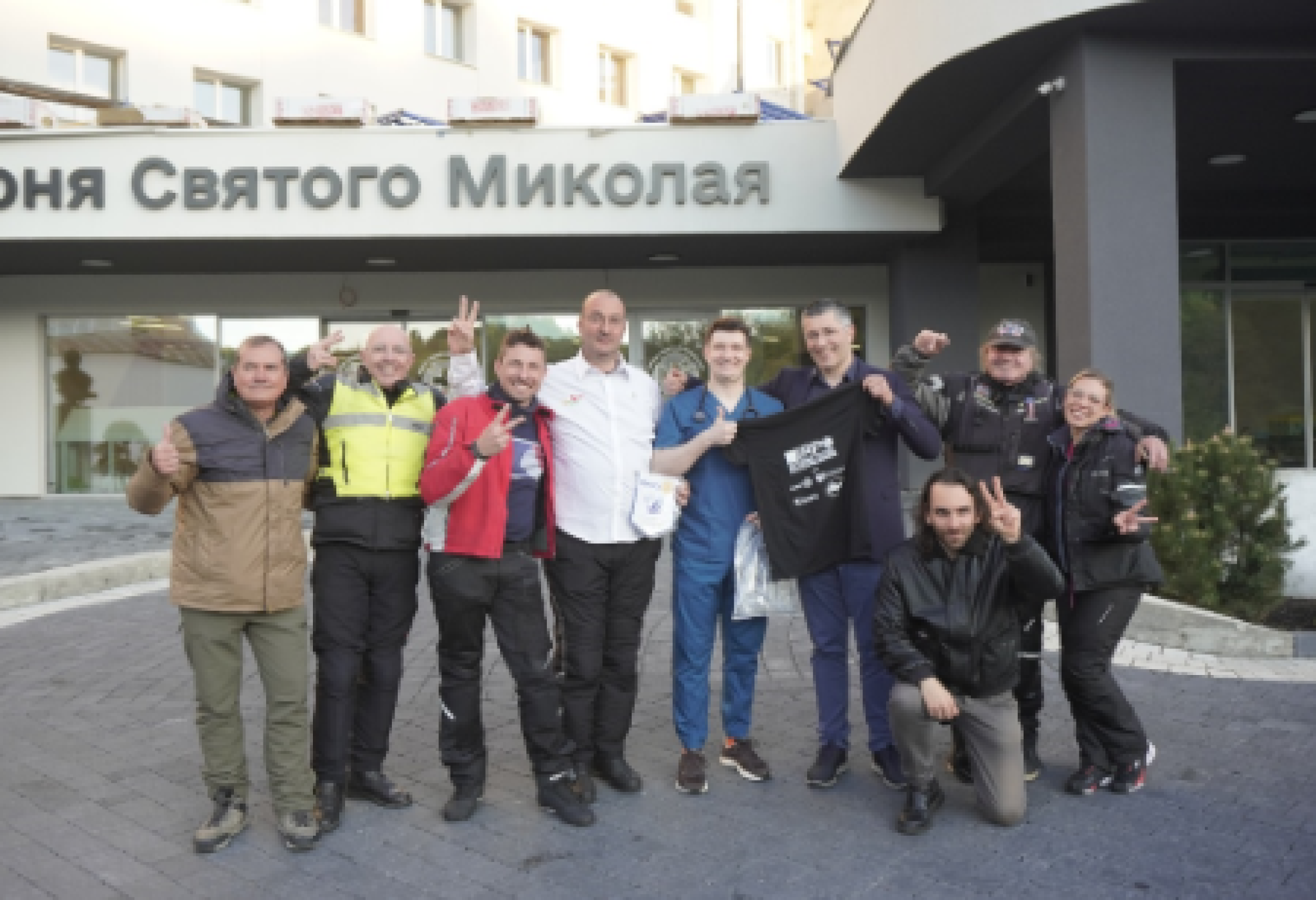 Foto di gruppo davanti all'Istituto Pediatrico San Nicola del First Medical Union Hospital di Leopoli