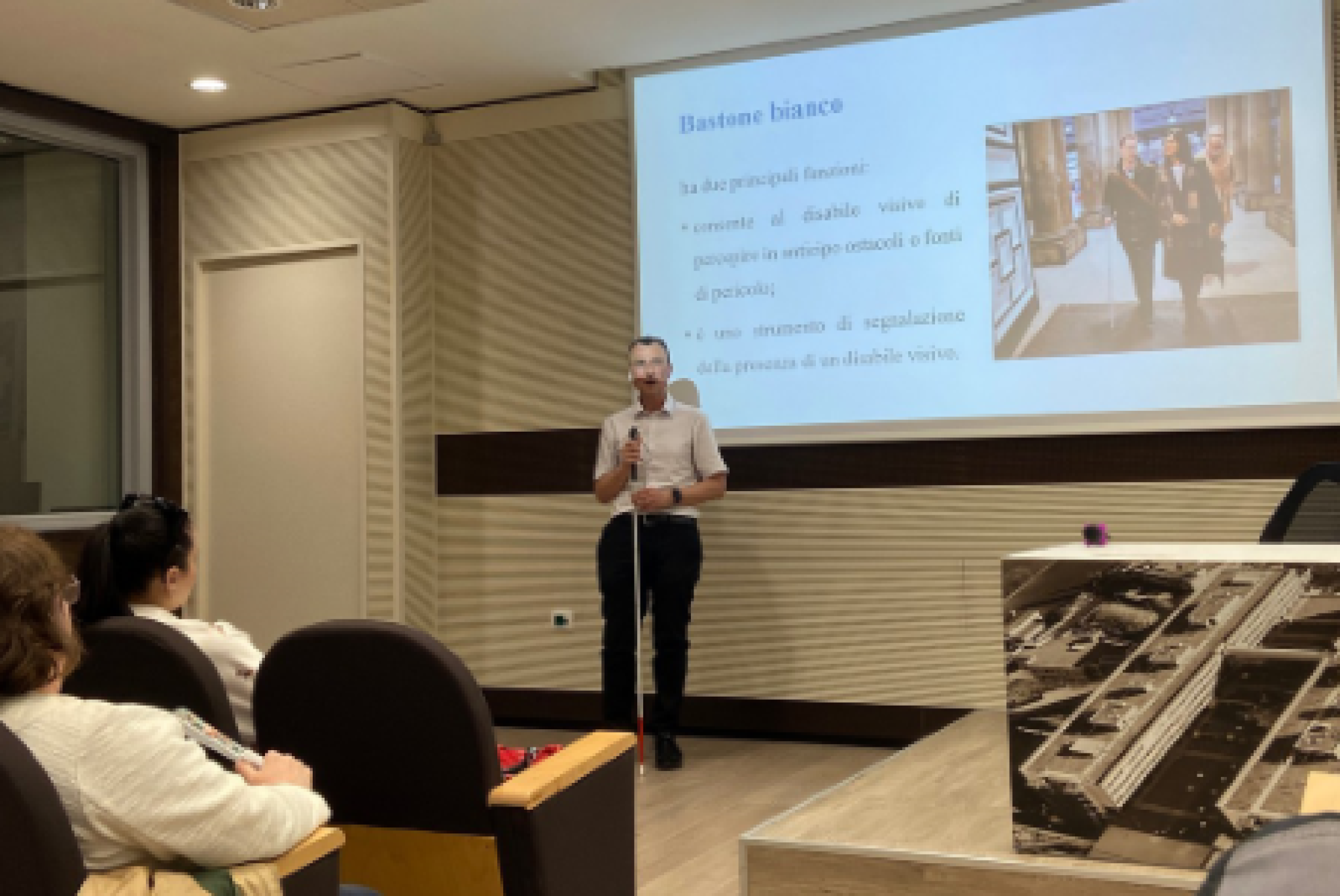 Il presidente dell'UICI Piemonte Lepore, durante l'incontro di formazione a Biella