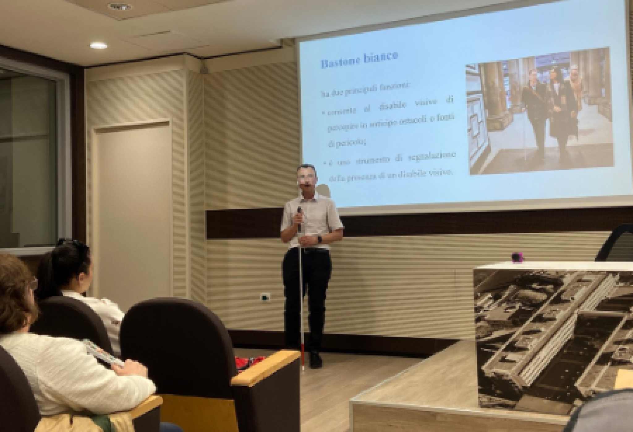 Il presidente dell'UICI Piemonte Lepore, durante l'incontro di formazione a Biella