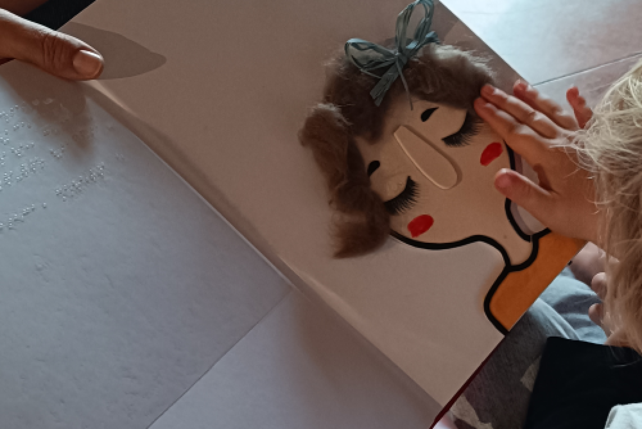 Lettura di un libro tattile
