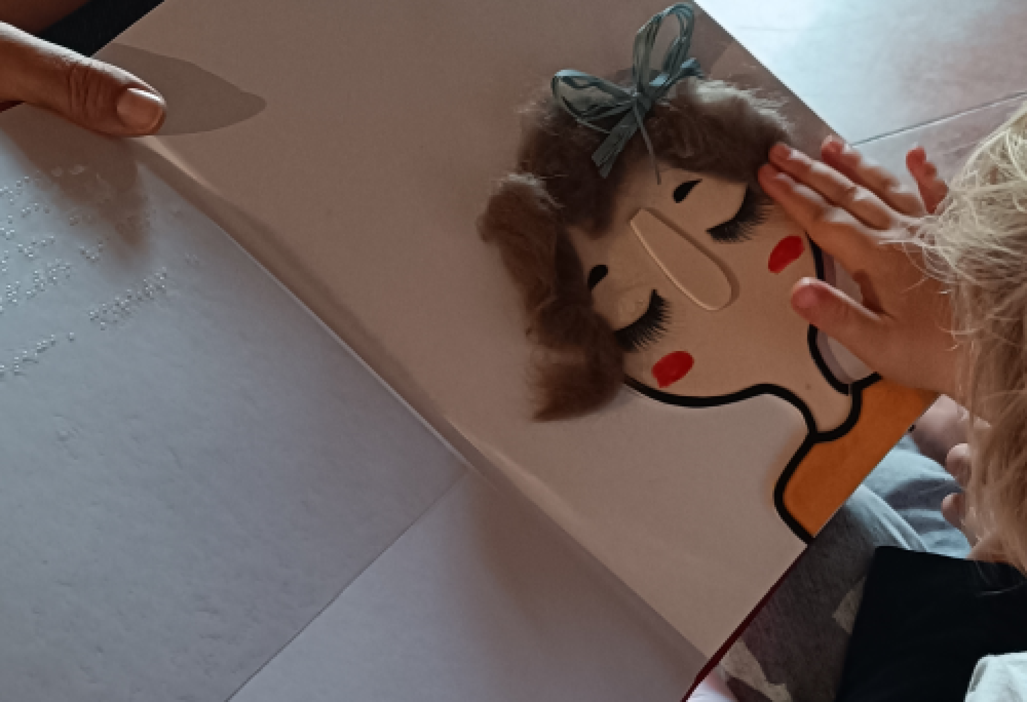 Lettura di un libro tattile