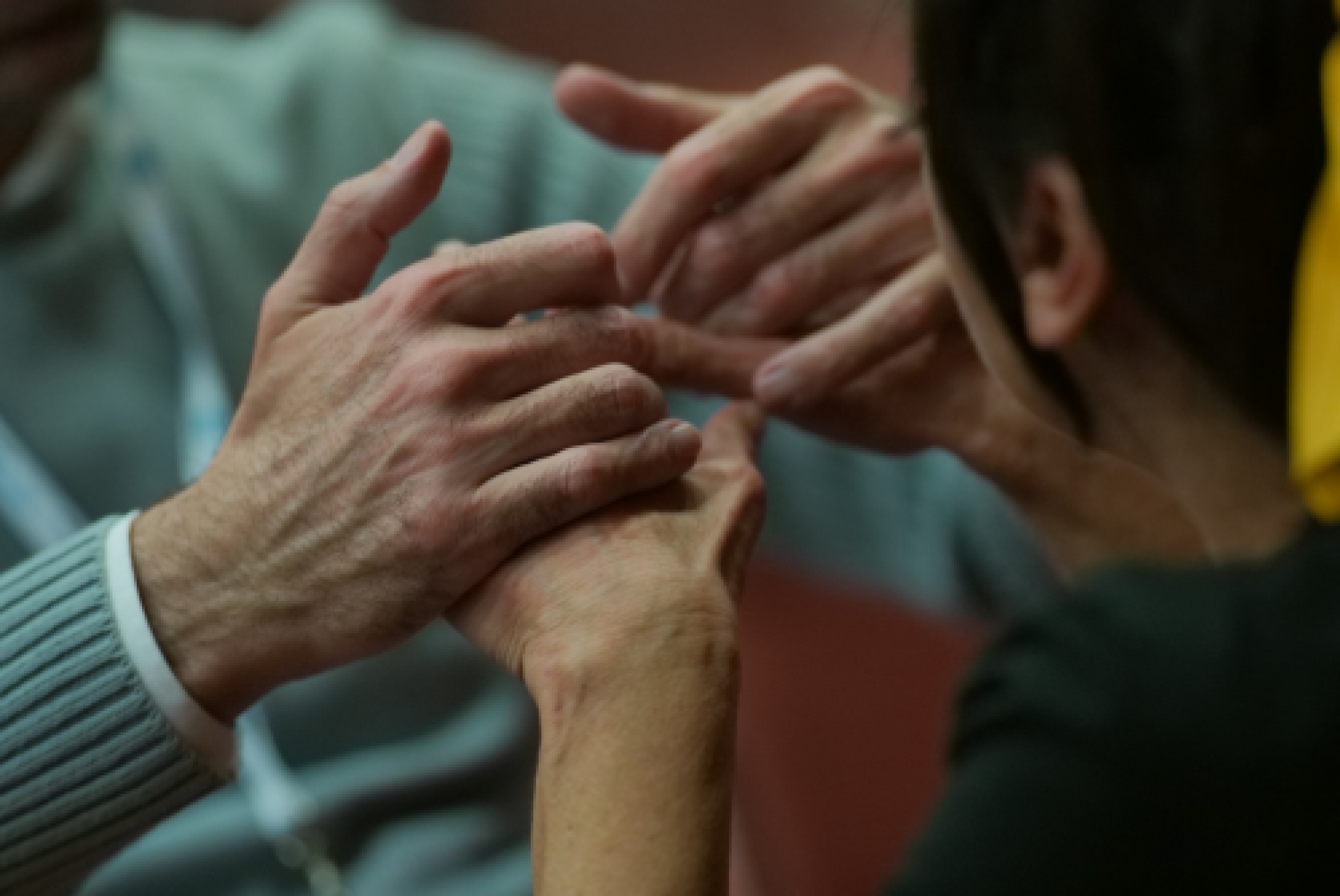 Una persona con sordocecità comunica tramite la LIS Tattile