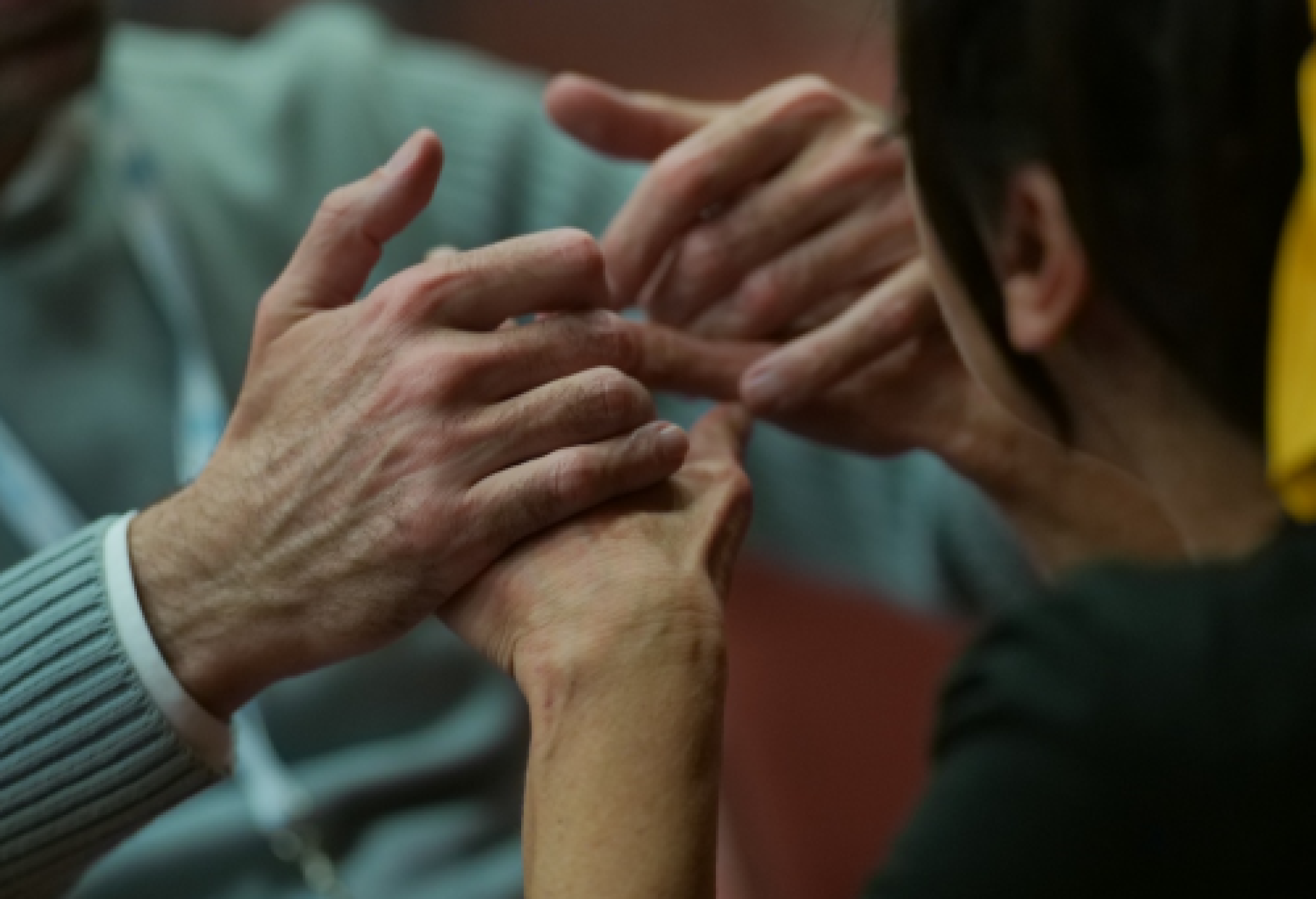 Una persona con sordocecità comunica tramite la LIS Tattile