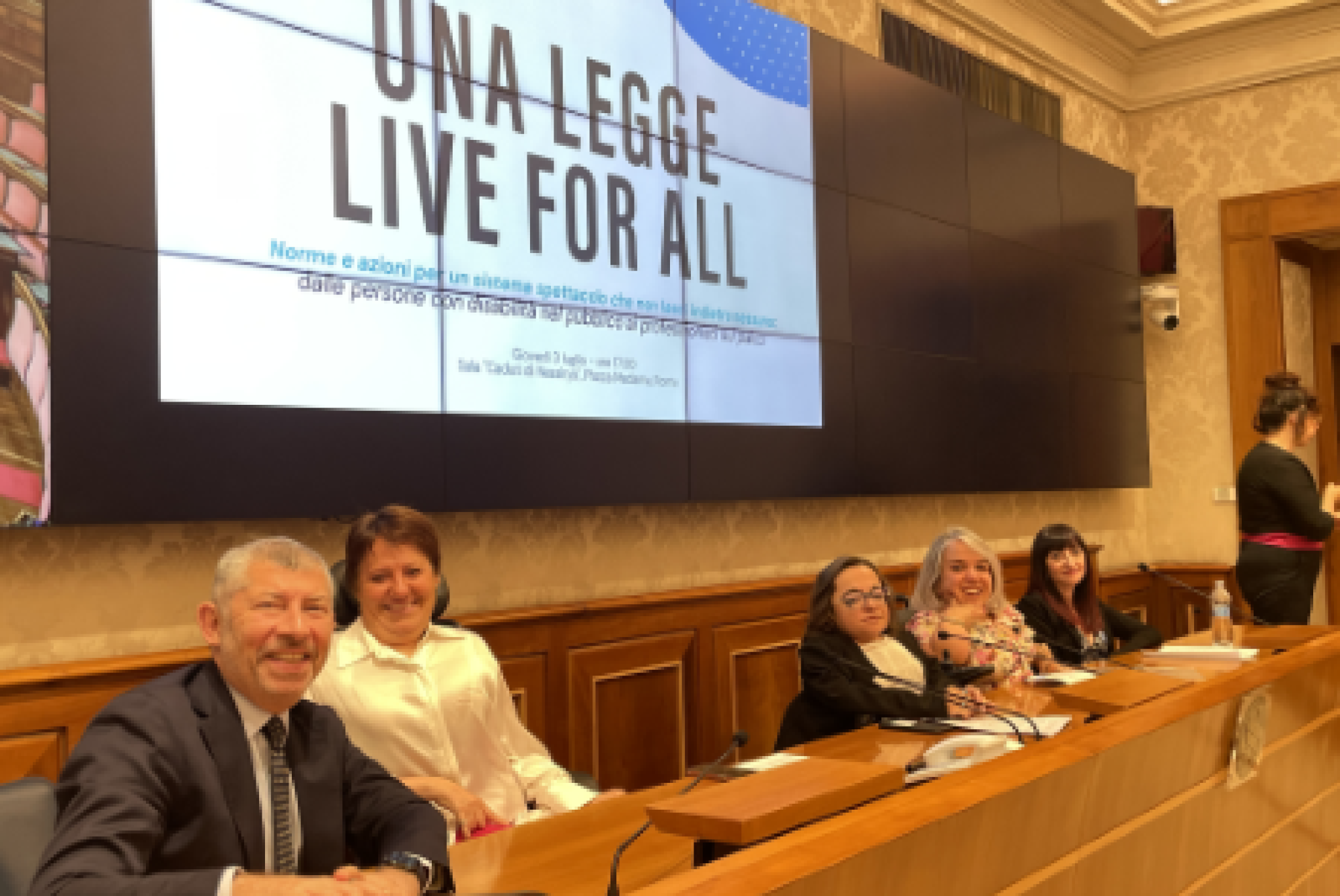 Il senatore Scalfarotrto insieme ad alcune partecipanti alla conferenza stampa in Senato