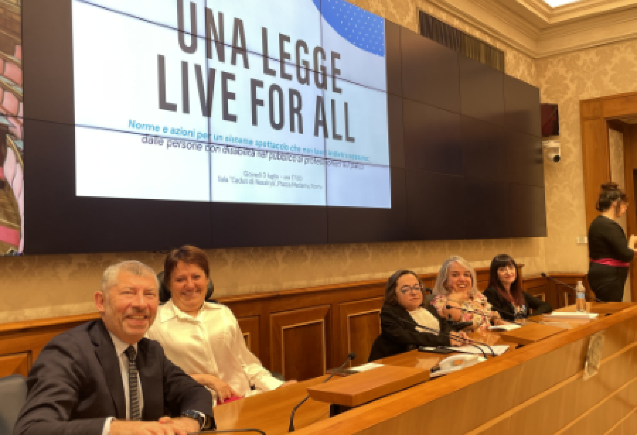 Il senatore Scalfarotrto insieme ad alcune partecipanti alla conferenza stampa in Senato