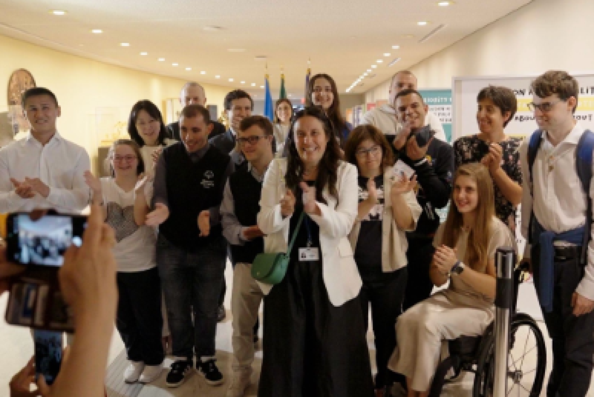 Foto di gruppo per la ministra Locatelli all'inaugurazione della mostra itinerante "Inclusion and Disability: The Solfagnano Charter 'Nothing about us, without us'"", presso il Palazzxo delle Nazioni Unite di New York