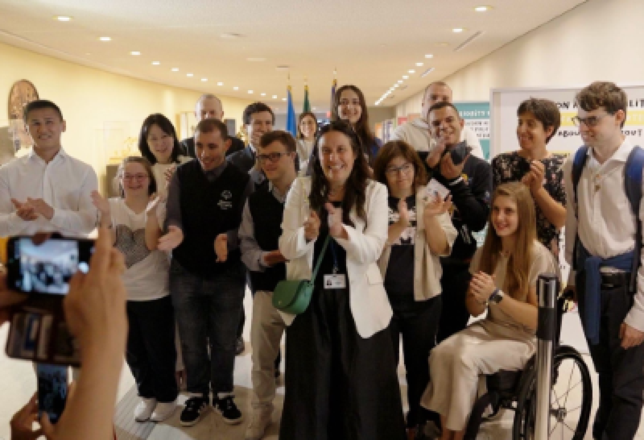 Foto di gruppo per la ministra Locatelli all'inaugurazione della mostra itinerante "Inclusion and Disability: The Solfagnano Charter 'Nothing about us, without us'"", presso il Palazzxo delle Nazioni Unite di New York