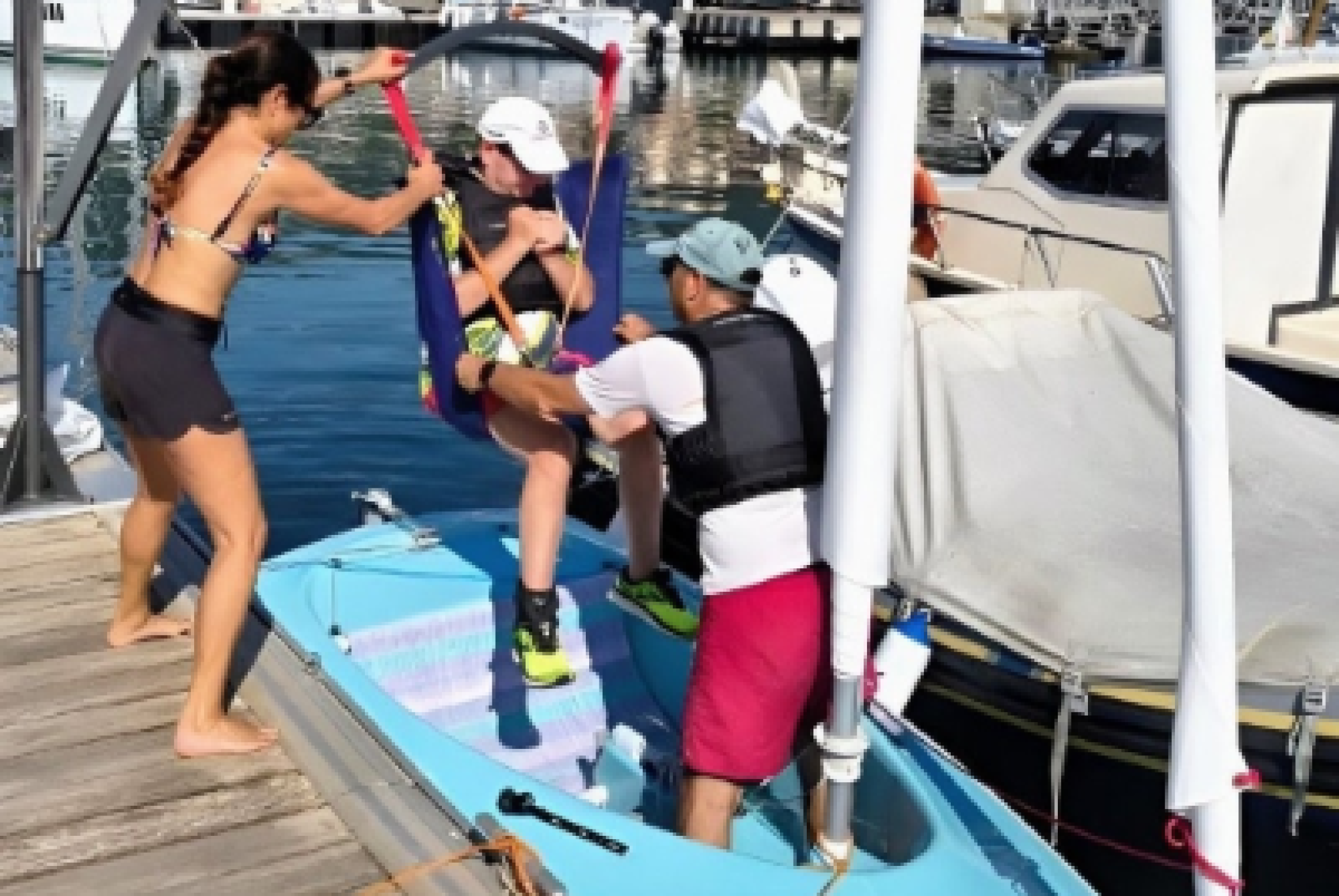 Marina di Varazze (Savona): operazioni di imbarco tramite sollevatore meccanico