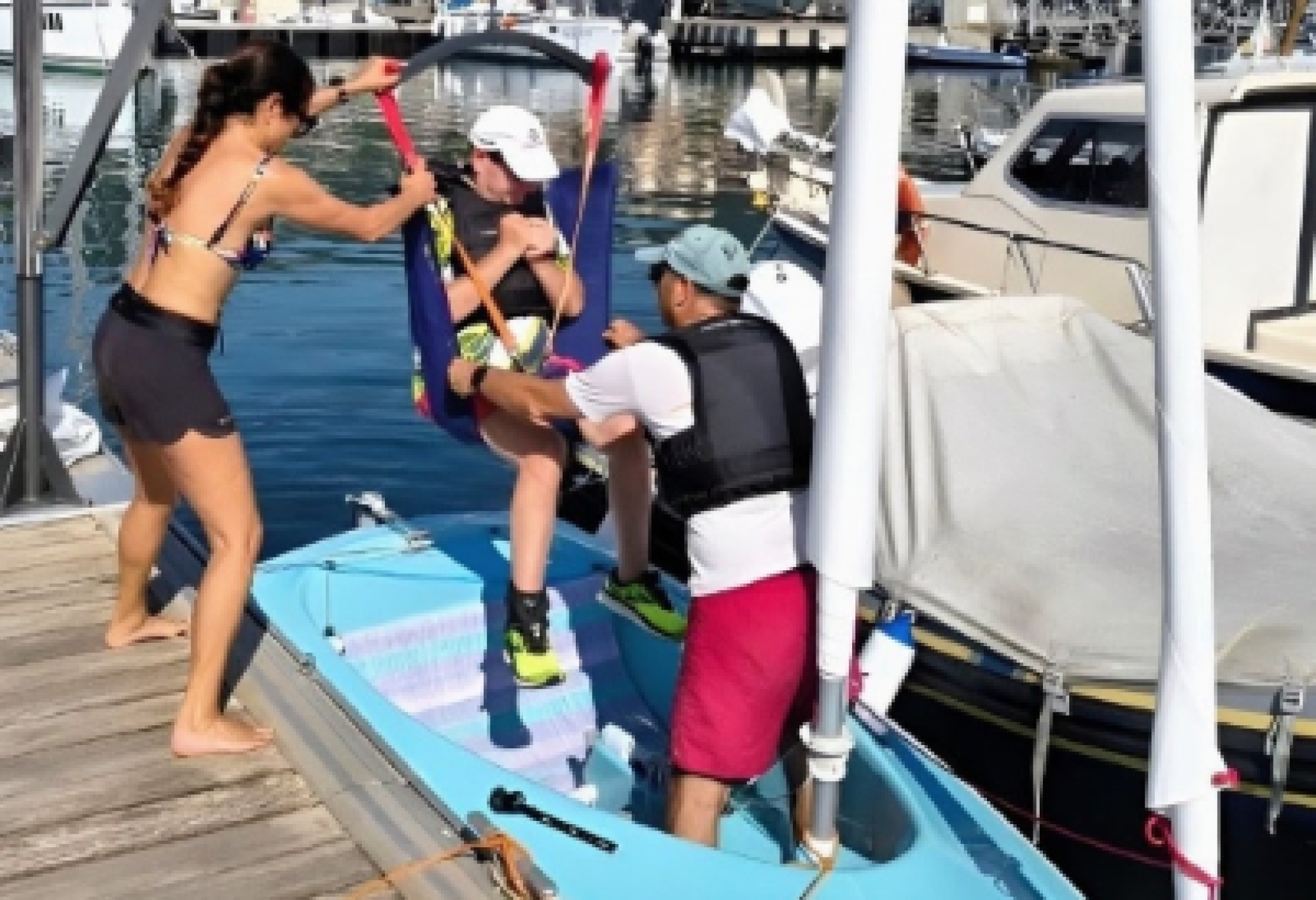 Marina di Varazze (Savona): operazioni di imbarco tramite sollevatore meccanico