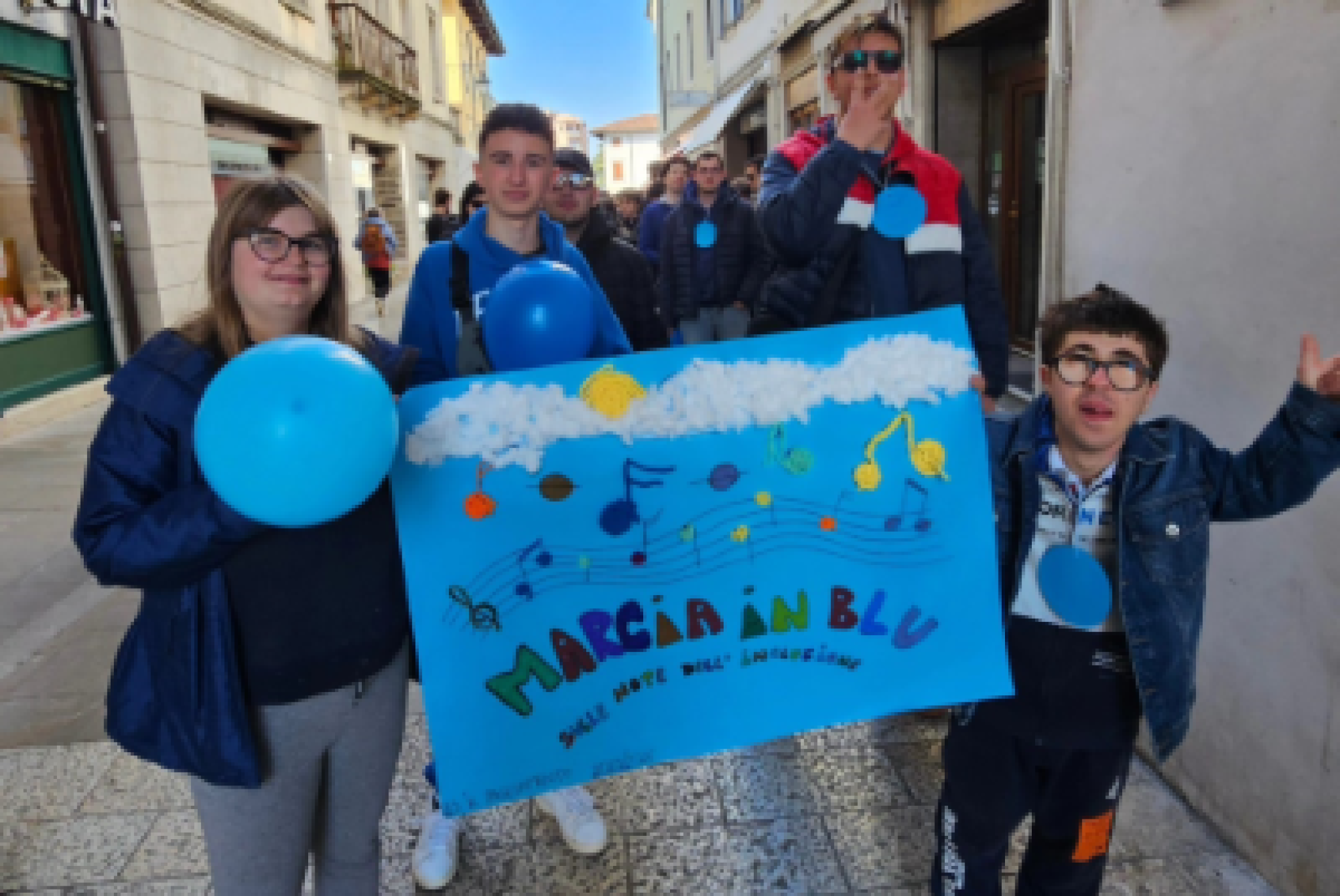 Ragazzi e ragazze dell'Istituto di Istruzione Superiore Il Tagliamento di Spilimbergo (Pordenone) che insieme a quelli dell'Istituto Comprensivo di Spilimbergop hanno partecipato alla "Marcia in Blu per l'Autismo"