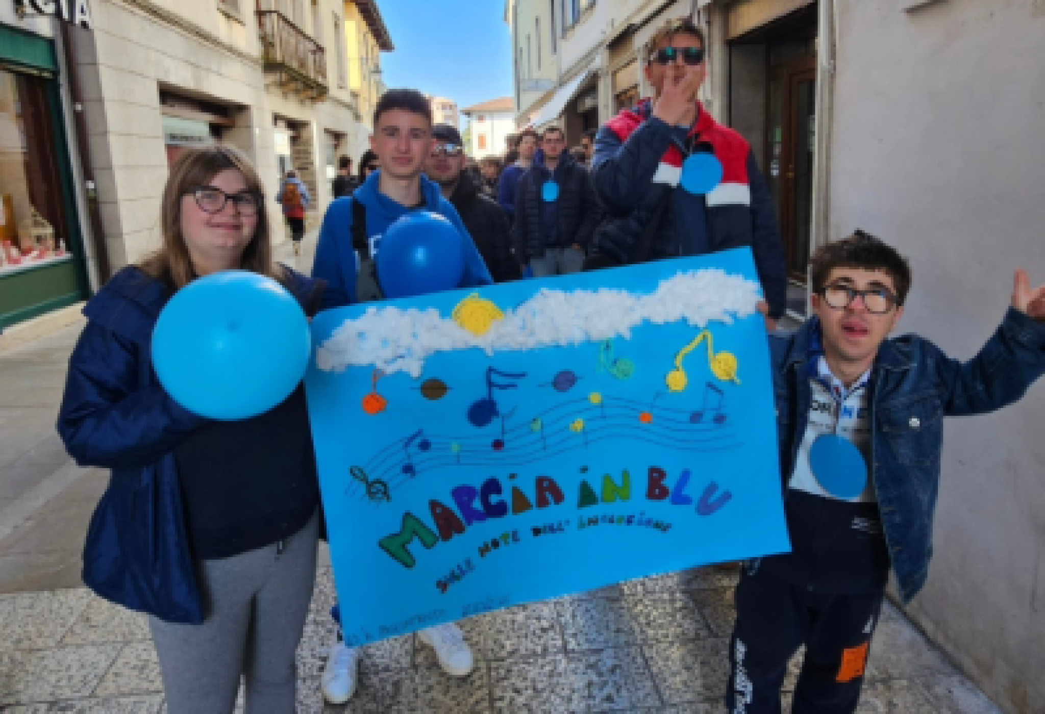Ragazzi e ragazze dell'Istituto di Istruzione Superiore Il Tagliamento di Spilimbergo (Pordenone) che insieme a quelli dell'Istituto Comprensivo di Spilimbergop hanno partecipato alla "Marcia in Blu per l'Autismo"