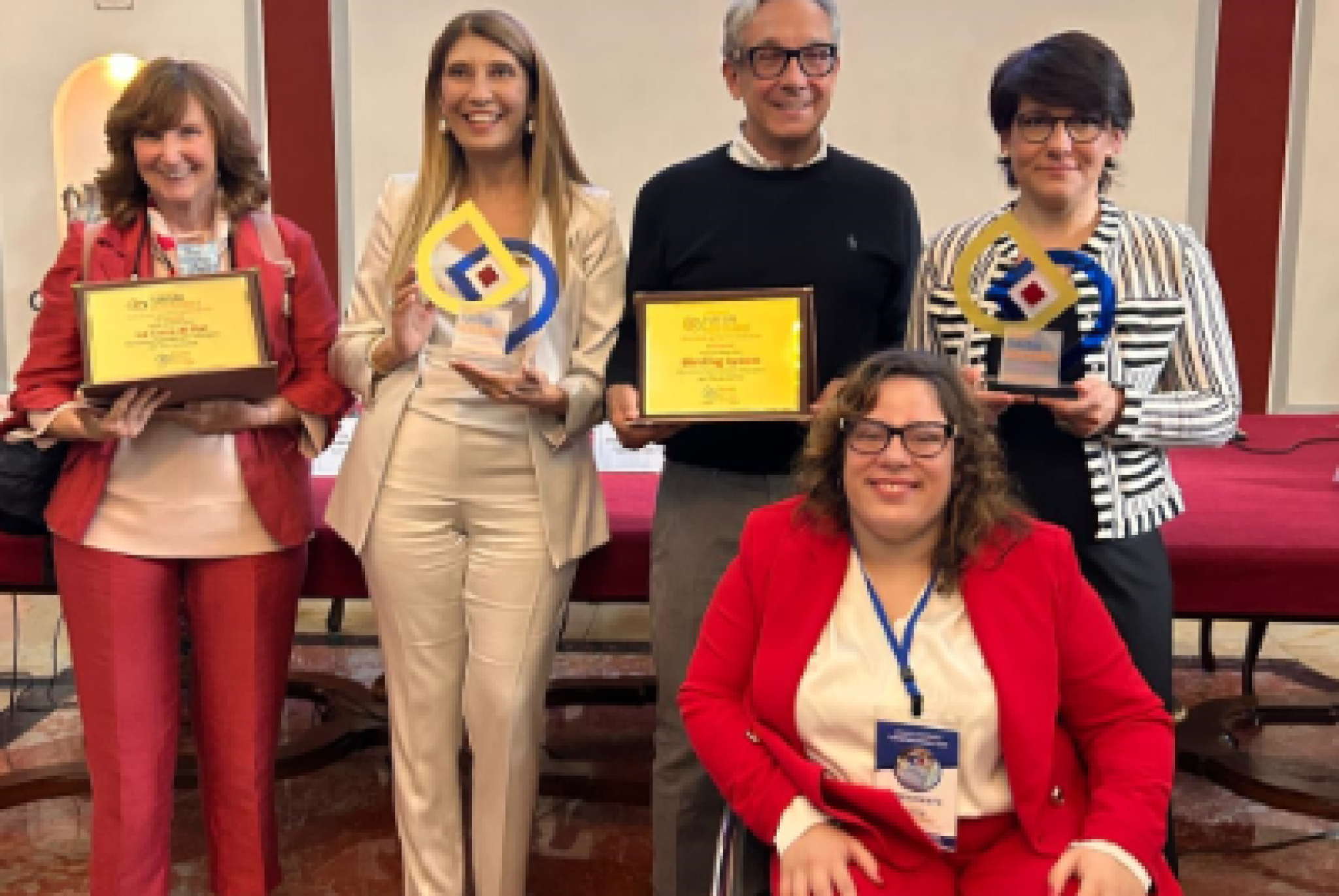 Marta Russo, presidente dell'Associazione DirittiDiretti, davanti ad alcuni premiati dell'edizione di "Turismi Accessibili" dello scorso anno