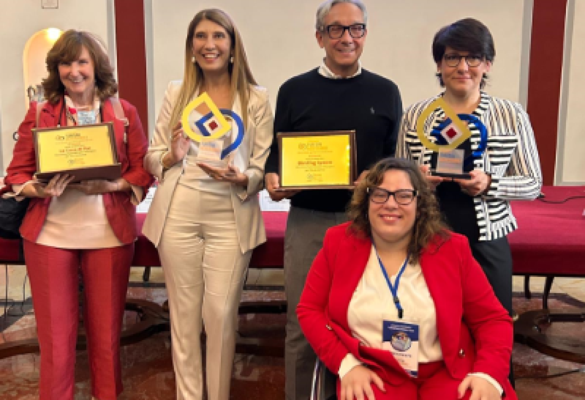 Marta Russo, presidente dell'Associazione DirittiDiretti, davanti ad alcuni premiati dell'edizione di "Turismi Accessibili" dello scorso anno