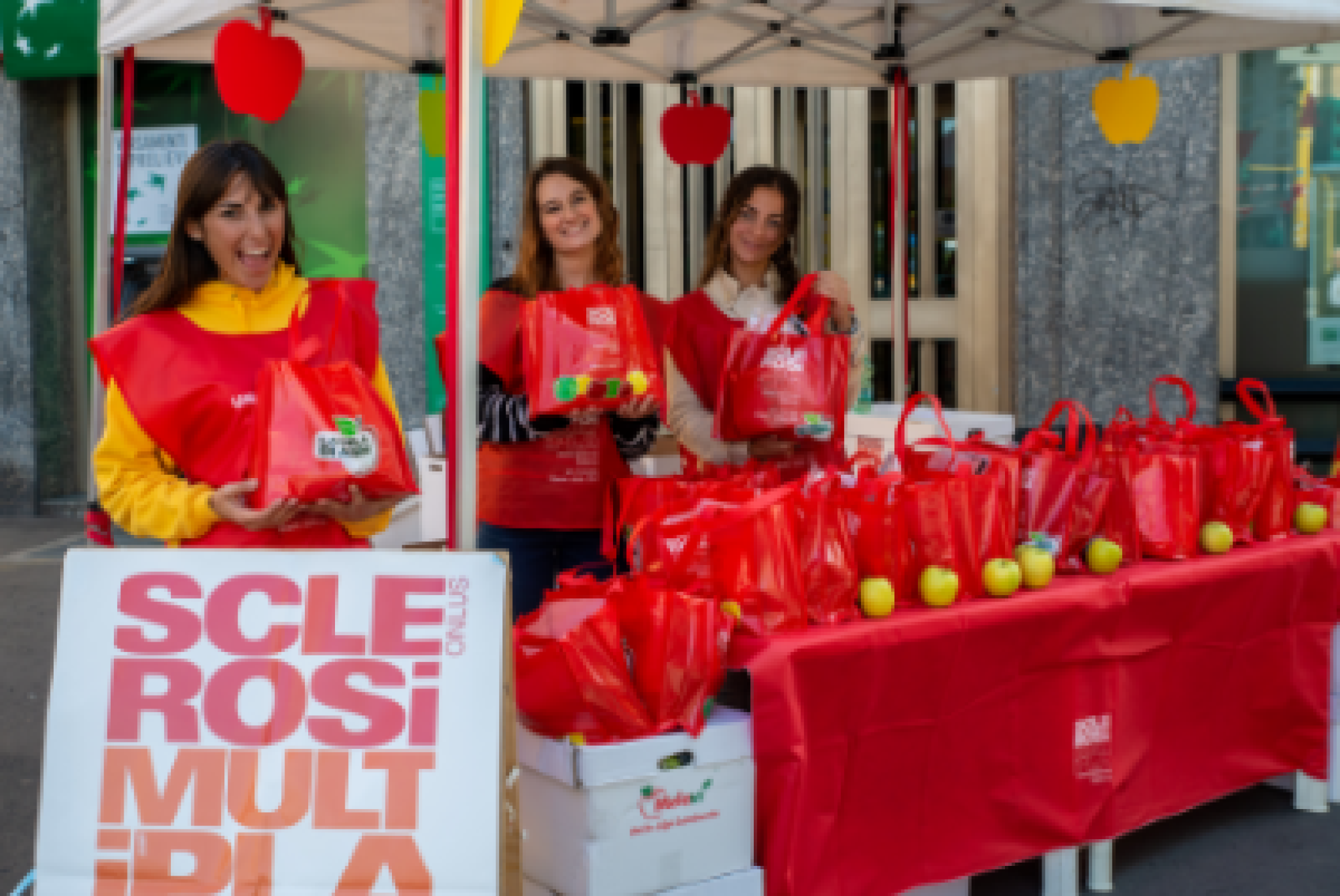 Volontarie dell'AISM impegnate in una precedente edizione della "Mela di AISM"