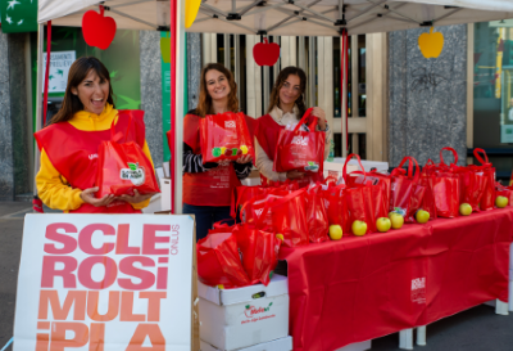 Volontarie dell'AISM impegnate in una precedente edizione della "Mela di AISM"
