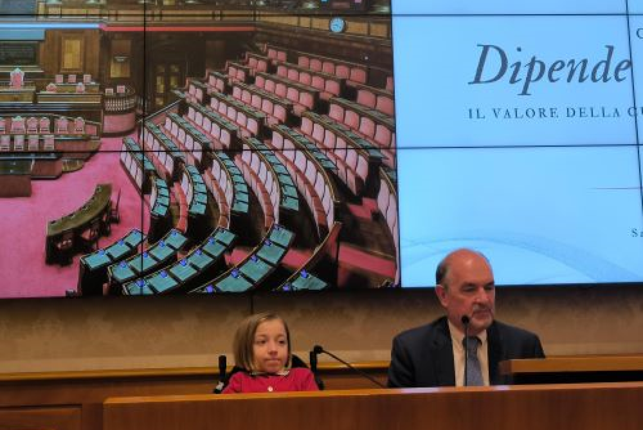 La giovane "Mavi" (Maria Vittoria Belleri), paziente dei Centri Clinici NeMO ed Eugenio Mercuri, direttore scientifico di NeMO Roma per l’Area Pediatrica, durante il recente incontro al Senato