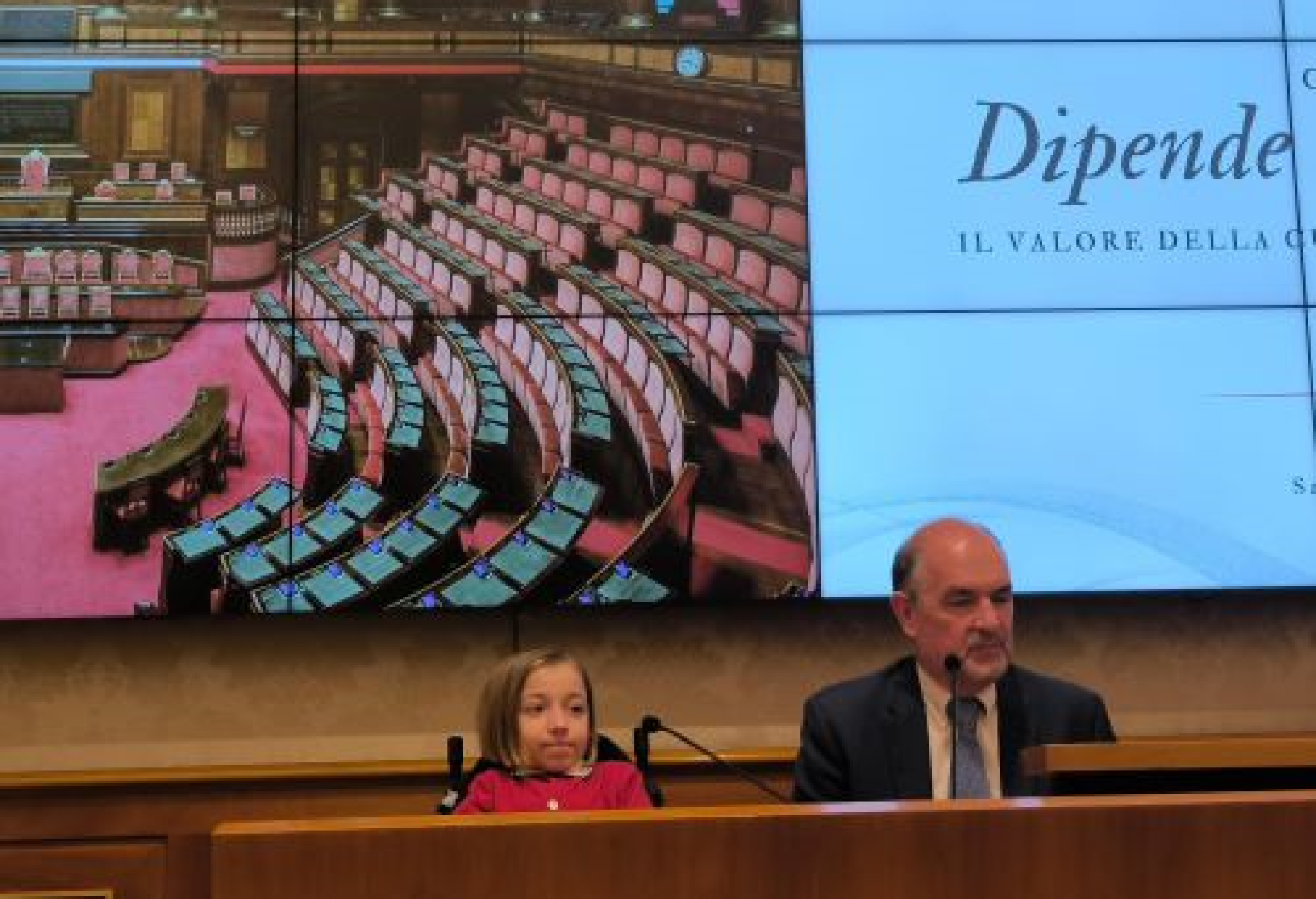 La giovane "Mavi" (Maria Vittoria Belleri), paziente dei Centri Clinici NeMO ed Eugenio Mercuri, direttore scientifico di NeMO Roma per l’Area Pediatrica, durante il recente incontro al Senato