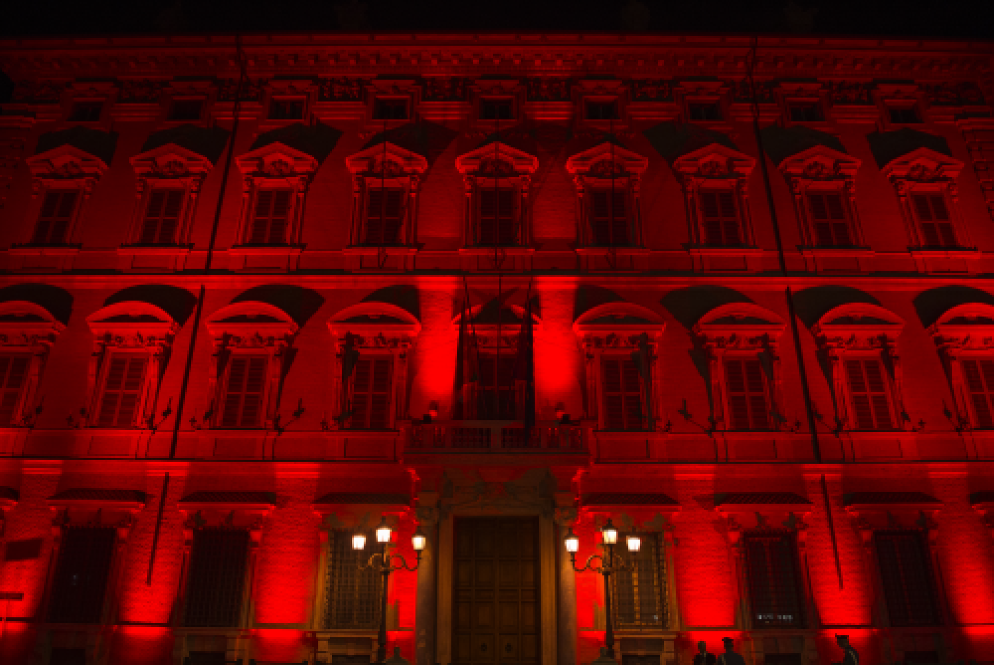 Palazzo Montecitorio, sede della Camera dei Deputati, iluminato di rosso, come accadrà domani, 30 maggio, per la Giornata Mondiale della Sclerosi Multipla